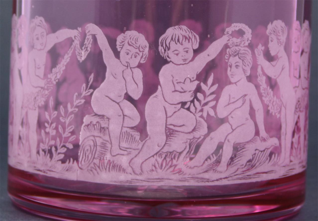 Eine seltene schöne antike Acid Etched Cranberry Glas Box. Dose besteht aus antikem Preiselbeerglas und zylindrischer Scharnierdose aus Bronze. Mit geätztem Design, das Engelskinder darstellt. Geschnittenes Starburst-Muster am Boden. 19.