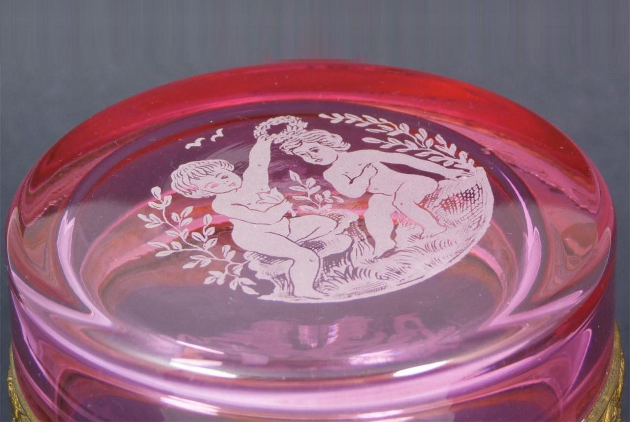 Taille française  Magnifique boîte française du 19ème siècle en verre rouge canneberge ornée d'enfants en vente