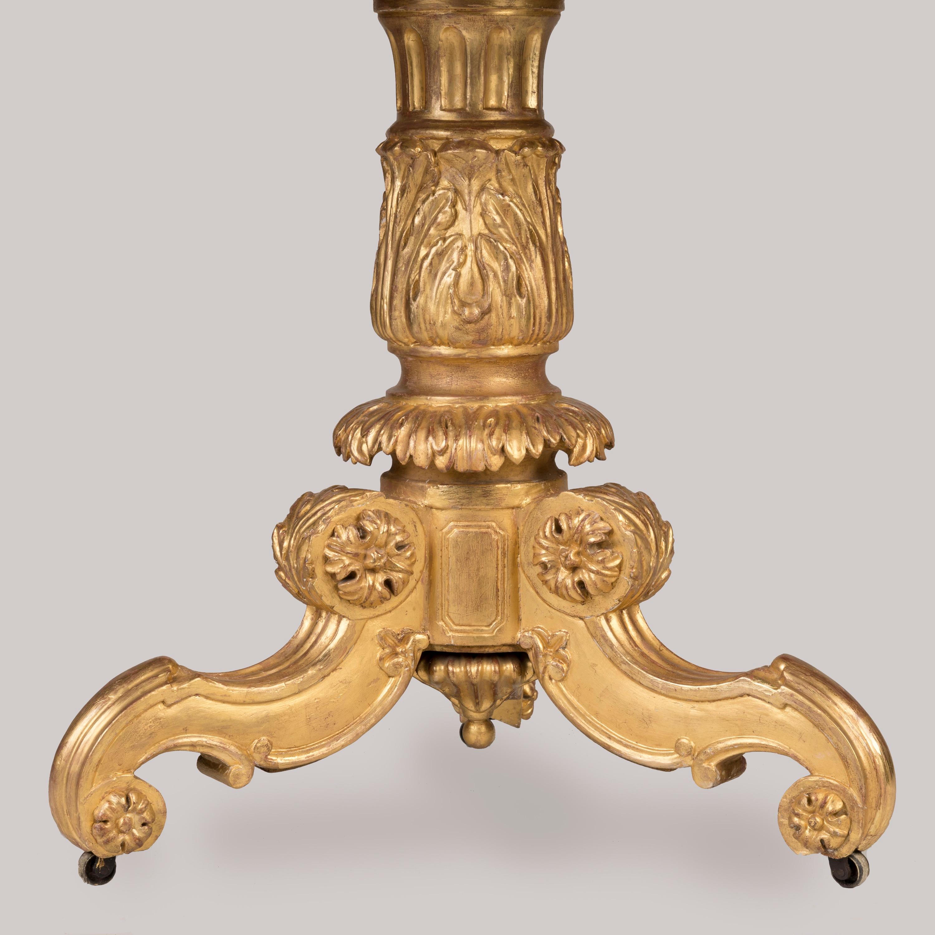 XIXe siècle Rare table Grand Tour du 19ème siècle à plateau en marbre sur base en bois doré en vente