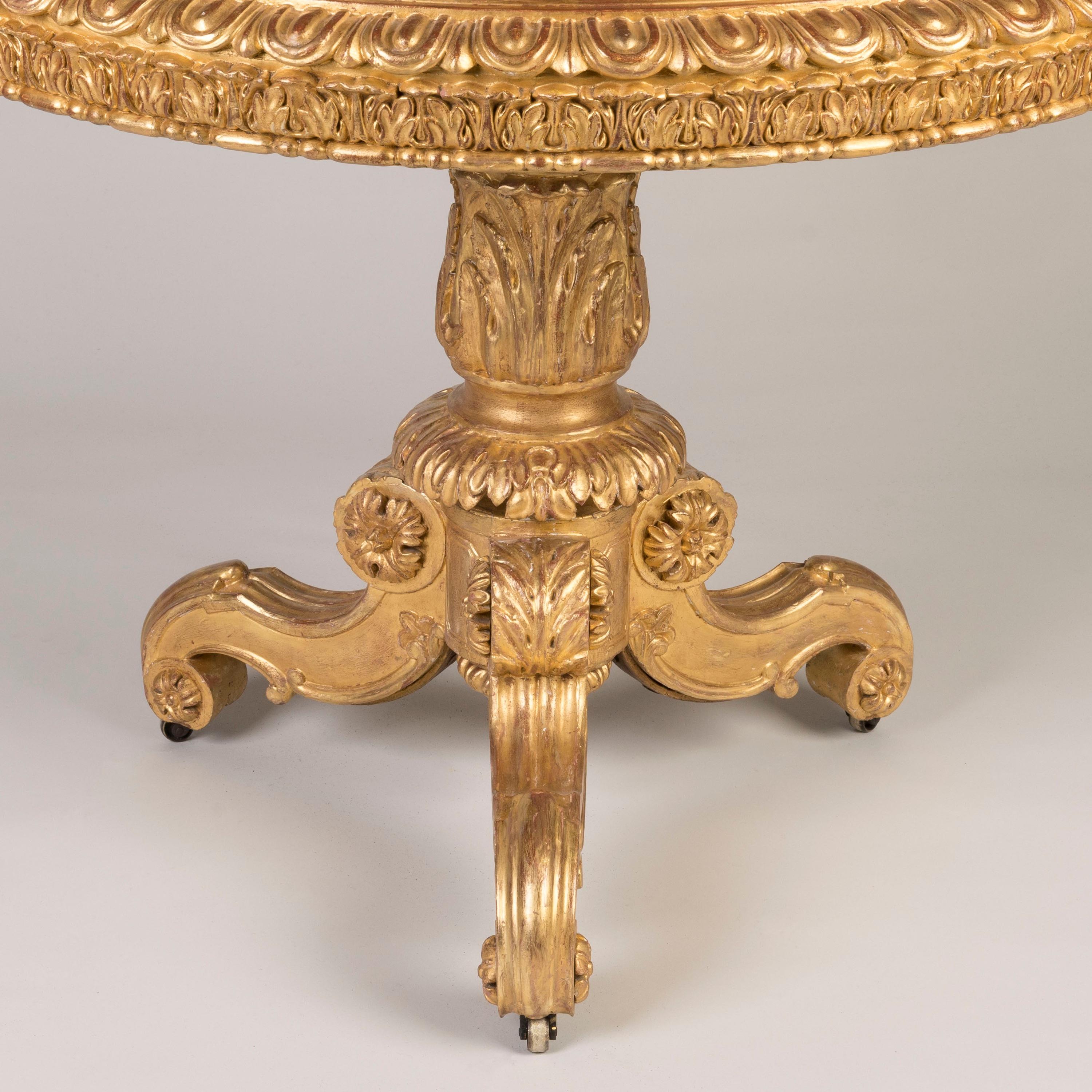 Malachite Rare table Grand Tour du 19ème siècle à plateau en marbre sur base en bois doré en vente