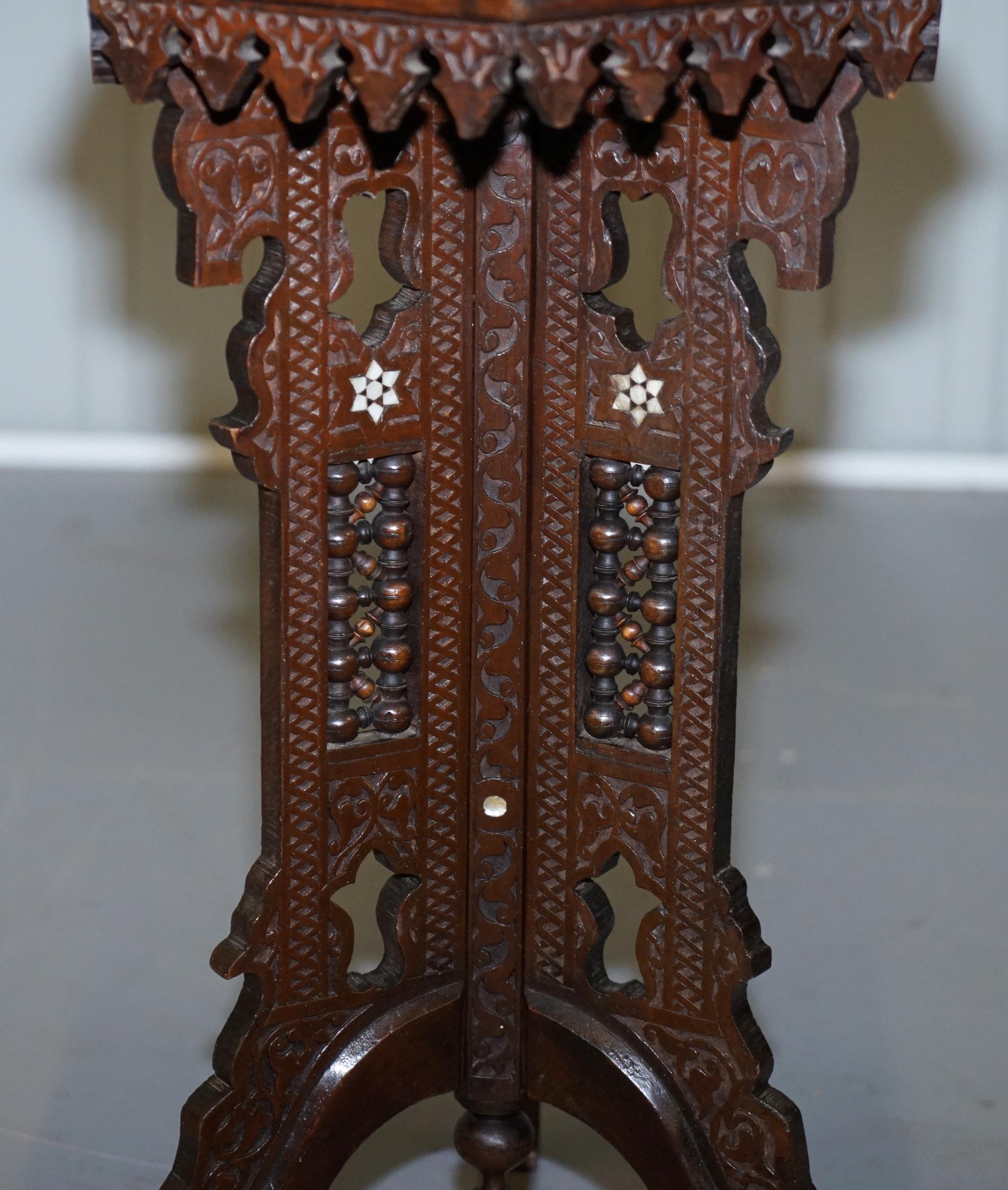 Rare lampe d'appoint/table à vin Liberty's London Moorish du 19ème siècle sculptée à la main en vente 3