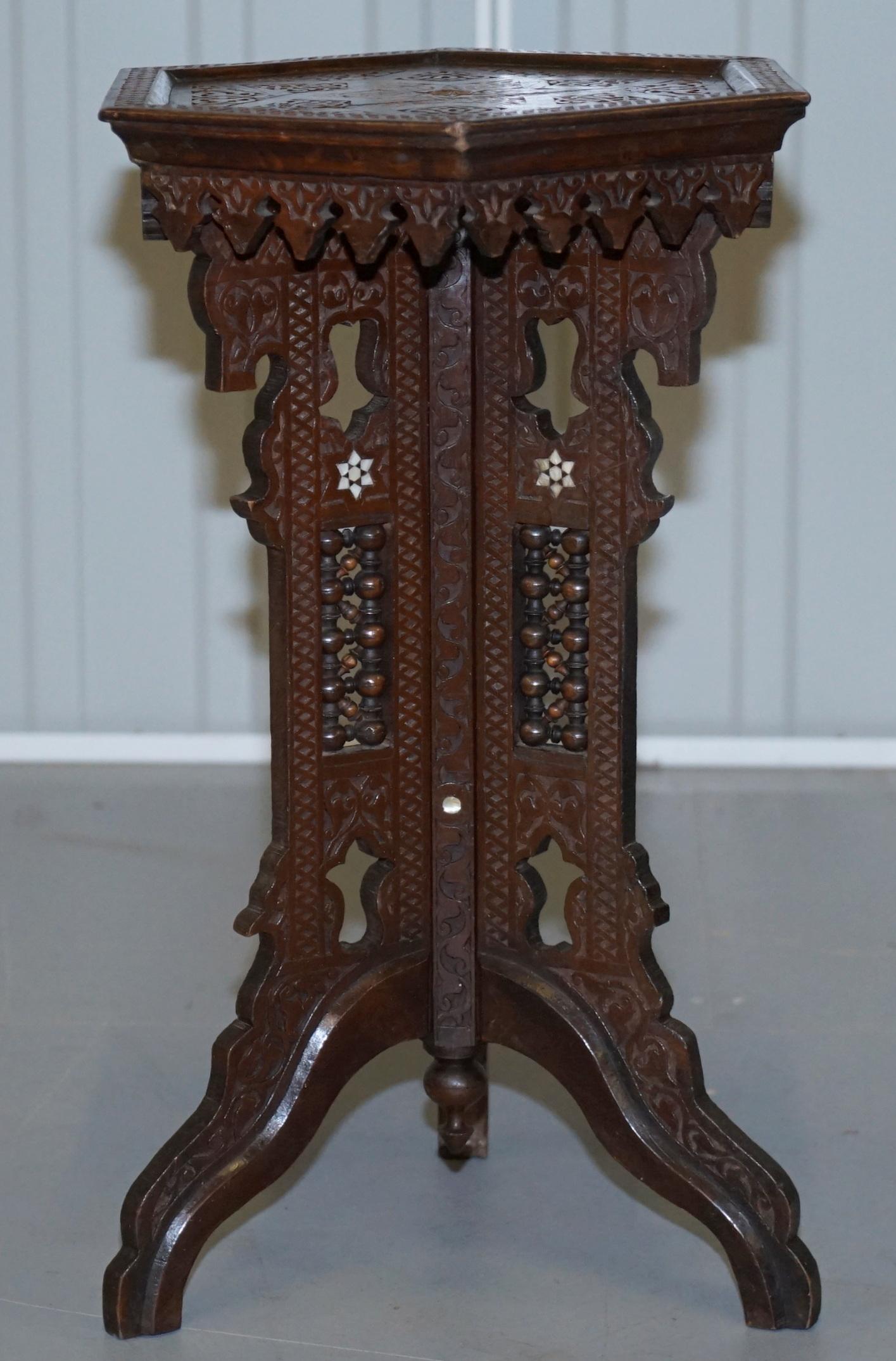 Nous sommes ravis d'offrir à la vente cette rare table d'appoint sculptée à la main du 19e siècle de Liberty's London.

Une très belle pièce bien faite et décorative, Liberty's London a été la première société à importer ces pièces vers 1870,