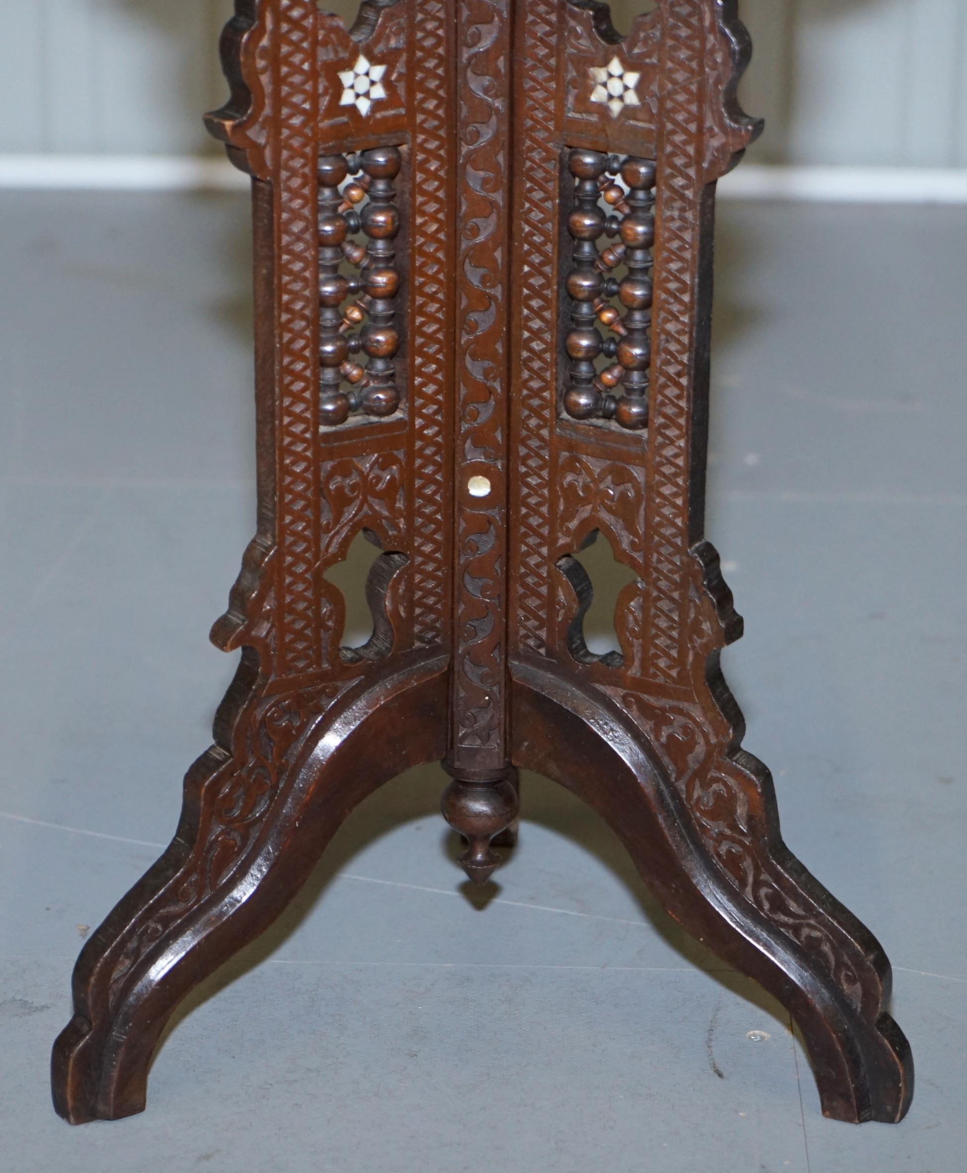 Rare lampe d'appoint/table à vin Liberty's London Moorish du 19ème siècle sculptée à la main en vente 2