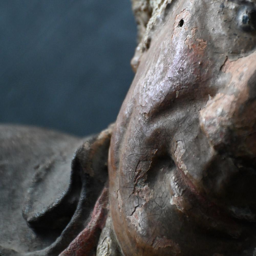Rare buste de gentilhomme en papier mâché peint à la main au 19e siècle  en vente 6