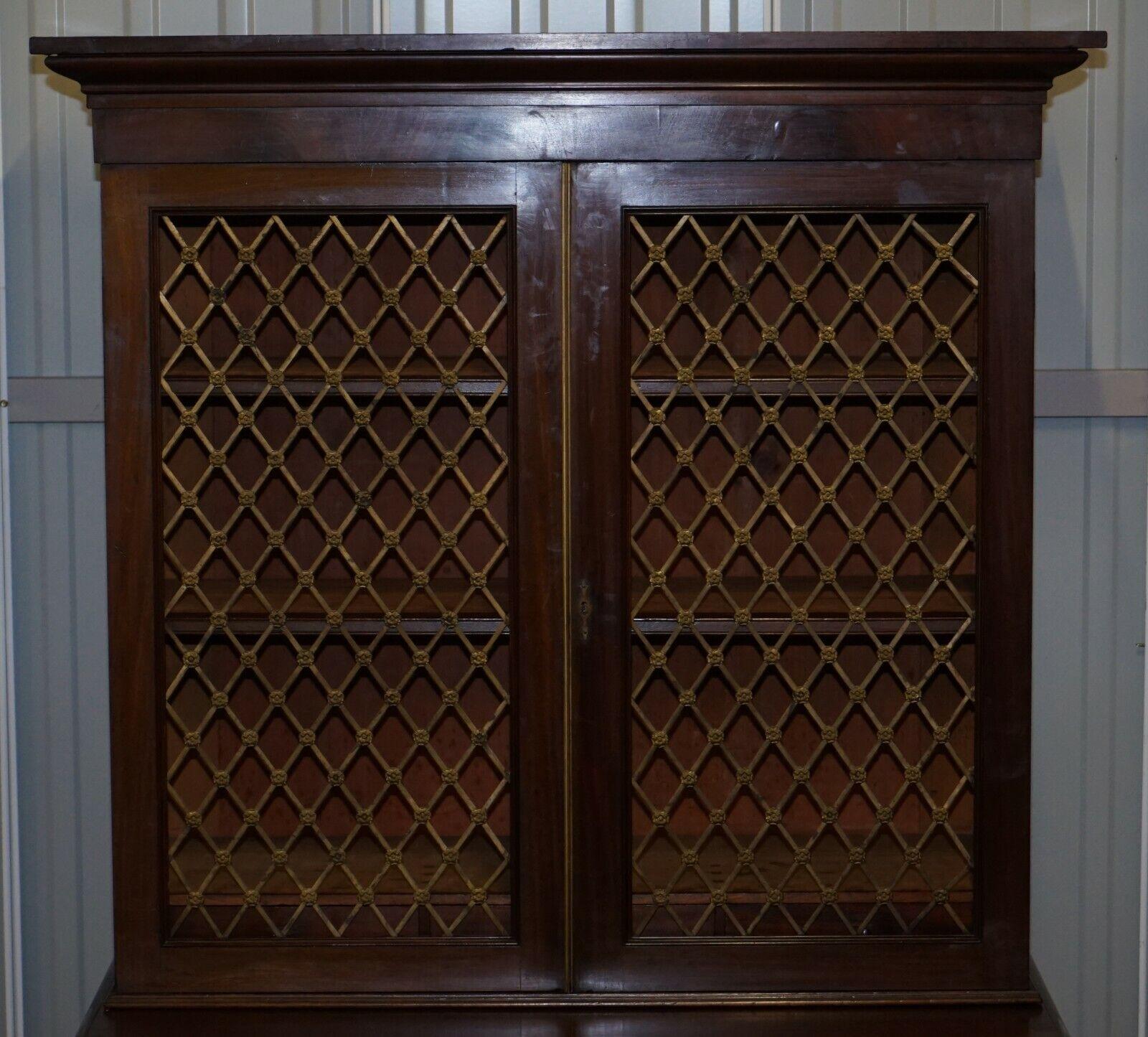 SELTENE HARDWOOD PIERCED BRONZED DOOR BOOKCASE WiTH CHEST OF DRAWERS aus dem 19. Jahrhundert (Hartholz) im Angebot