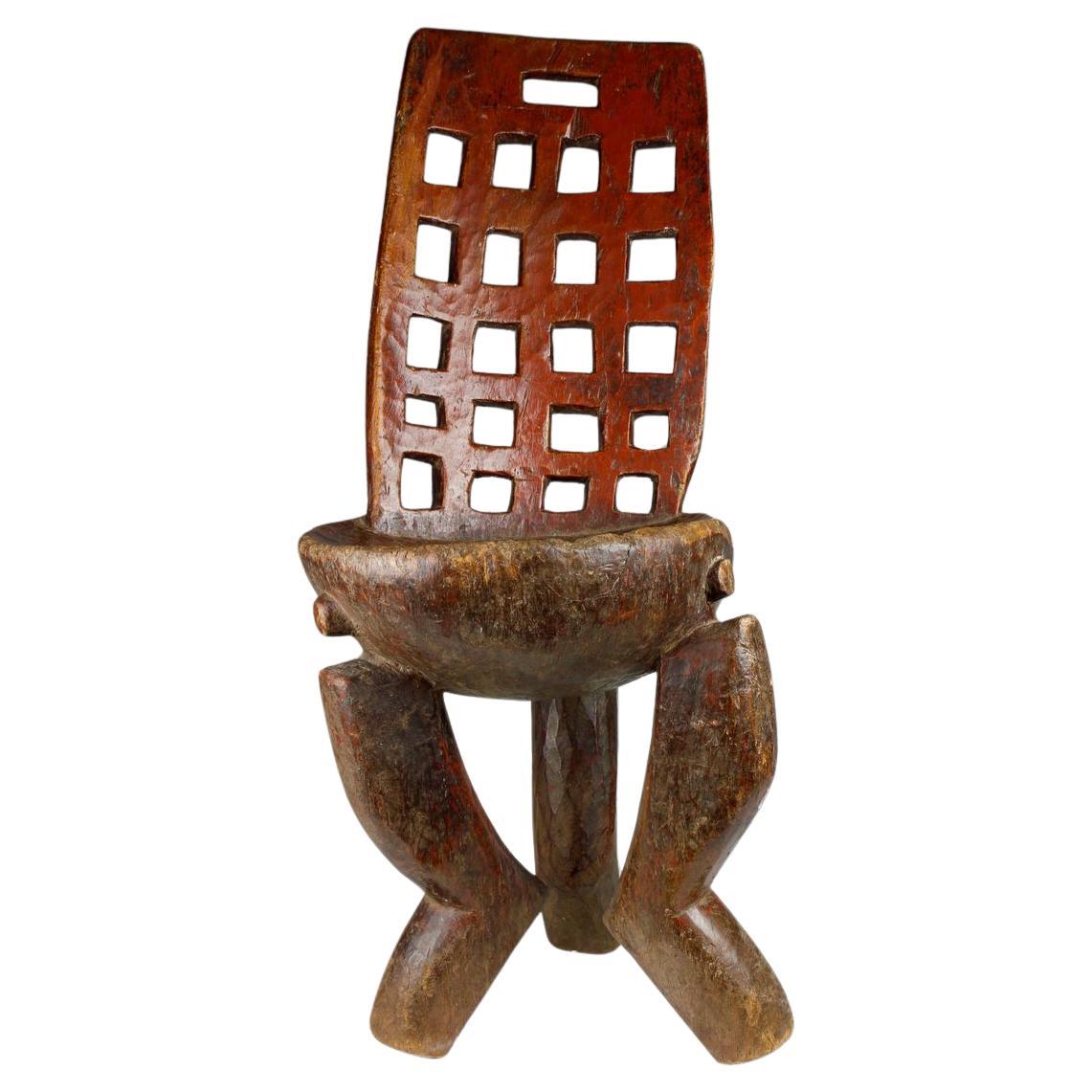 Rare chaise éthiopienne du 19ème siècle à haut dossier avec une merveilleuse forme de danse
