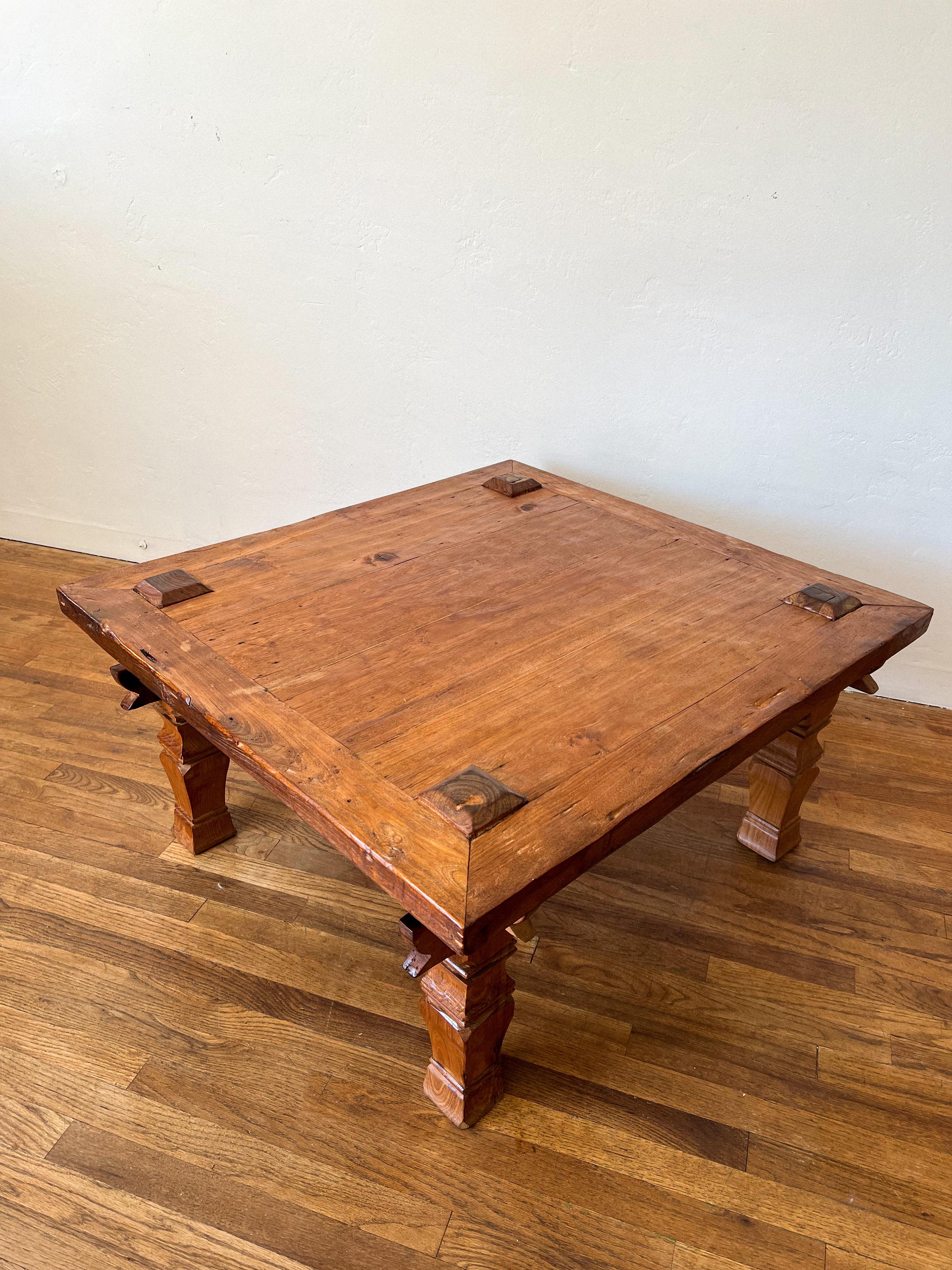 Rare table basse en teck indonésien du 19e siècle avec menuiserie apparente en vente 3