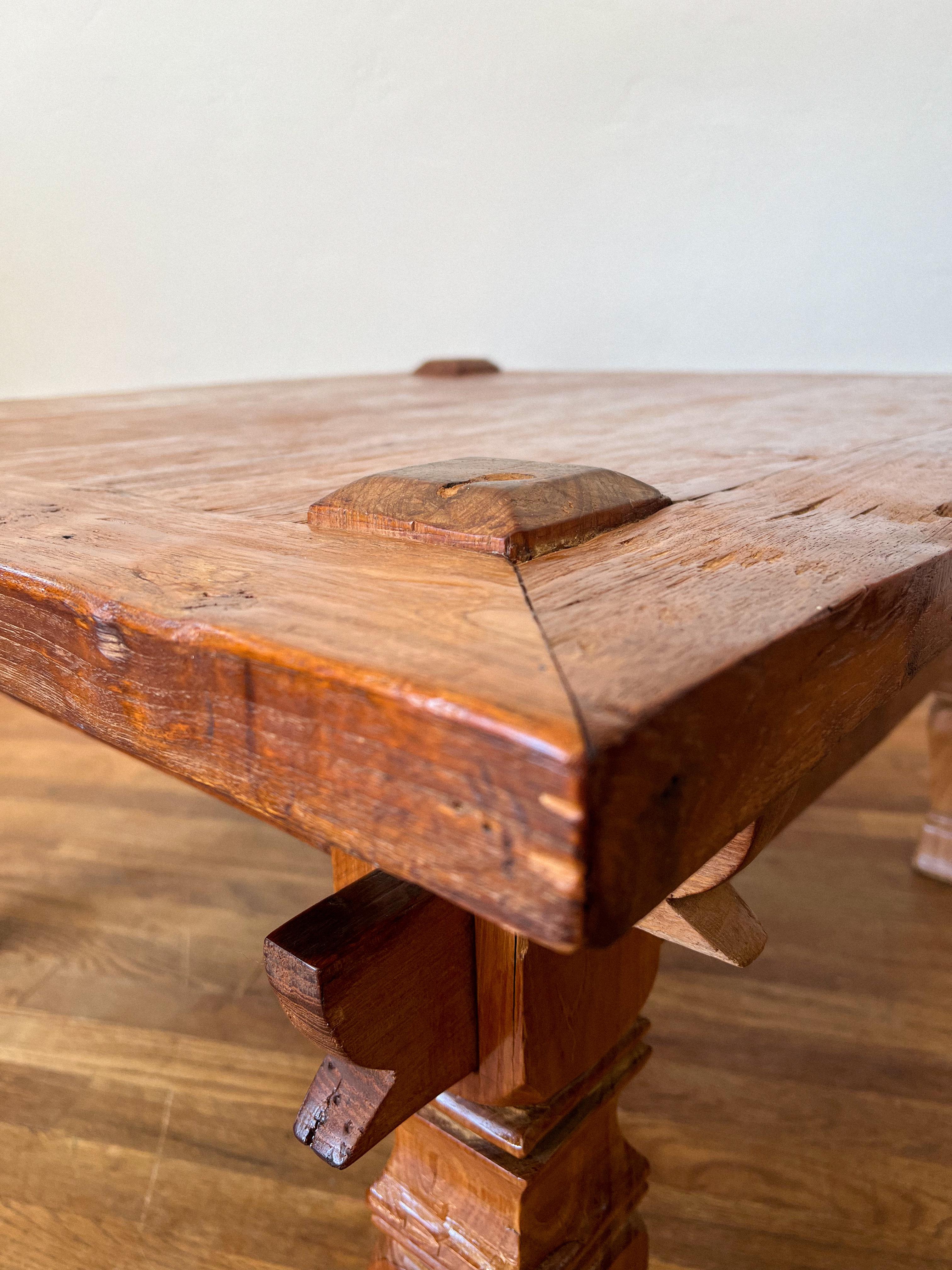 Rare table basse en teck indonésien du 19e siècle avec menuiserie apparente en vente 5