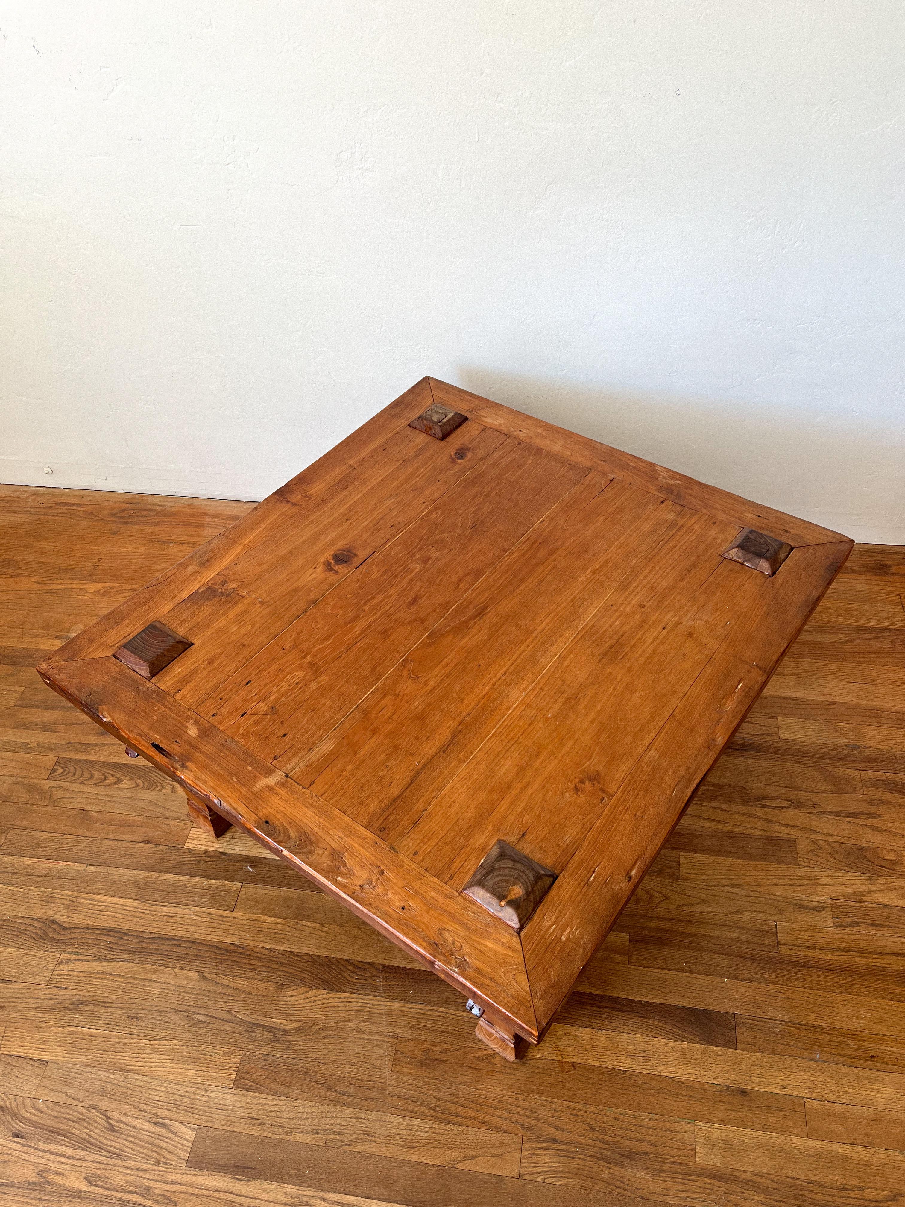 Rare table basse en teck indonésien du 19e siècle avec menuiserie apparente en vente 7