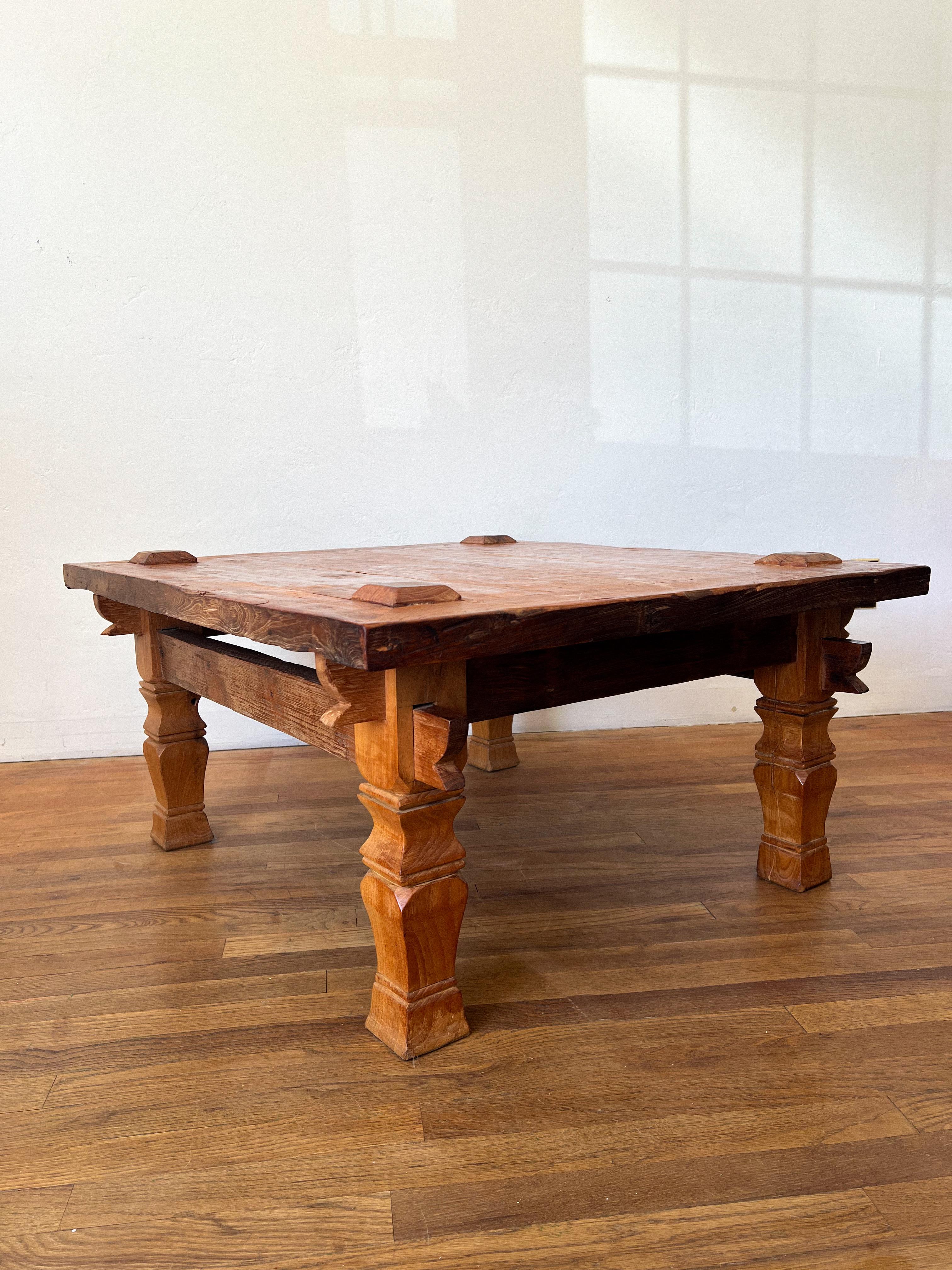 Primitif Rare table basse en teck indonésien du 19e siècle avec menuiserie apparente en vente