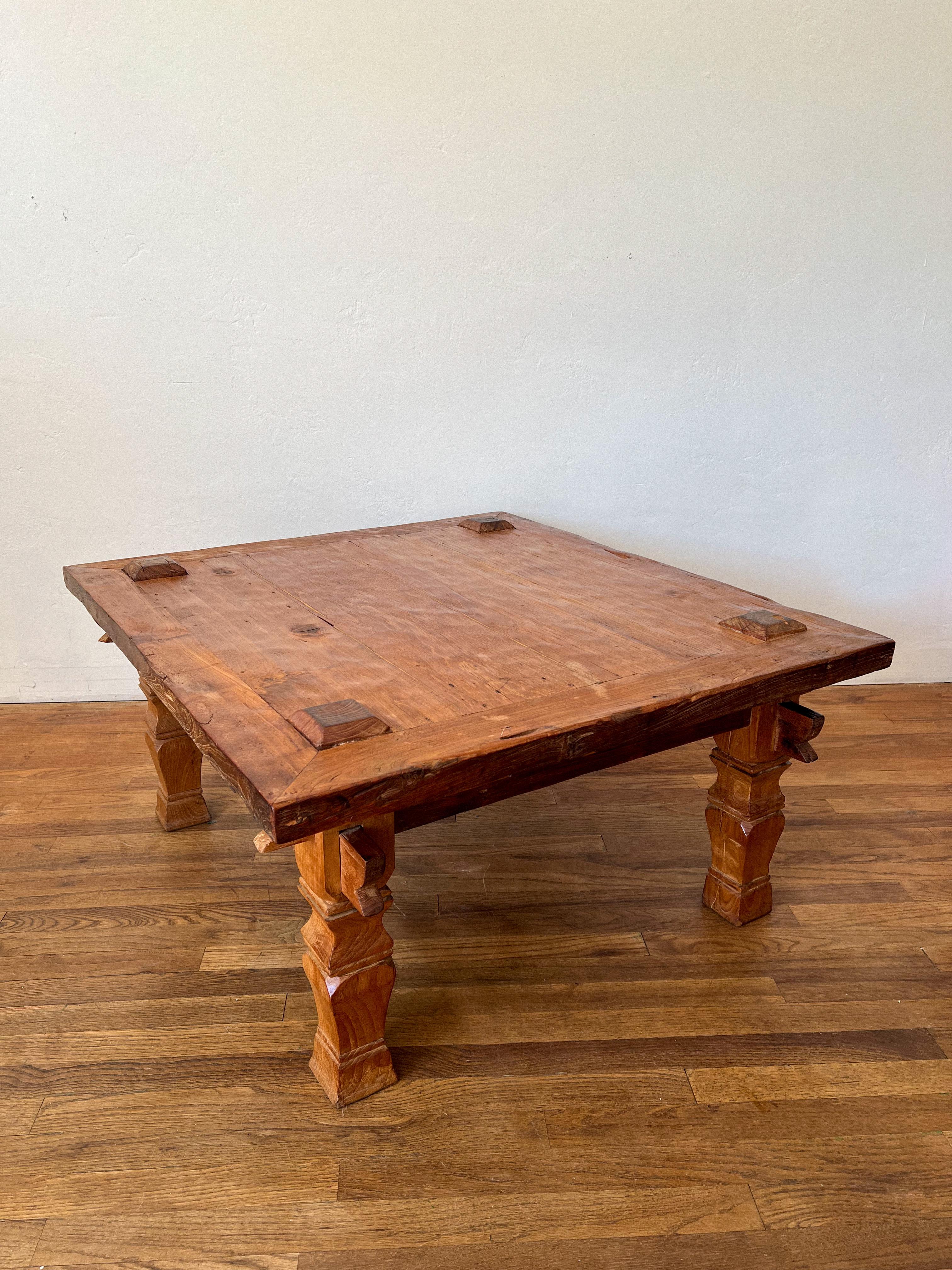 Indonésien Rare table basse en teck indonésien du 19e siècle avec menuiserie apparente en vente