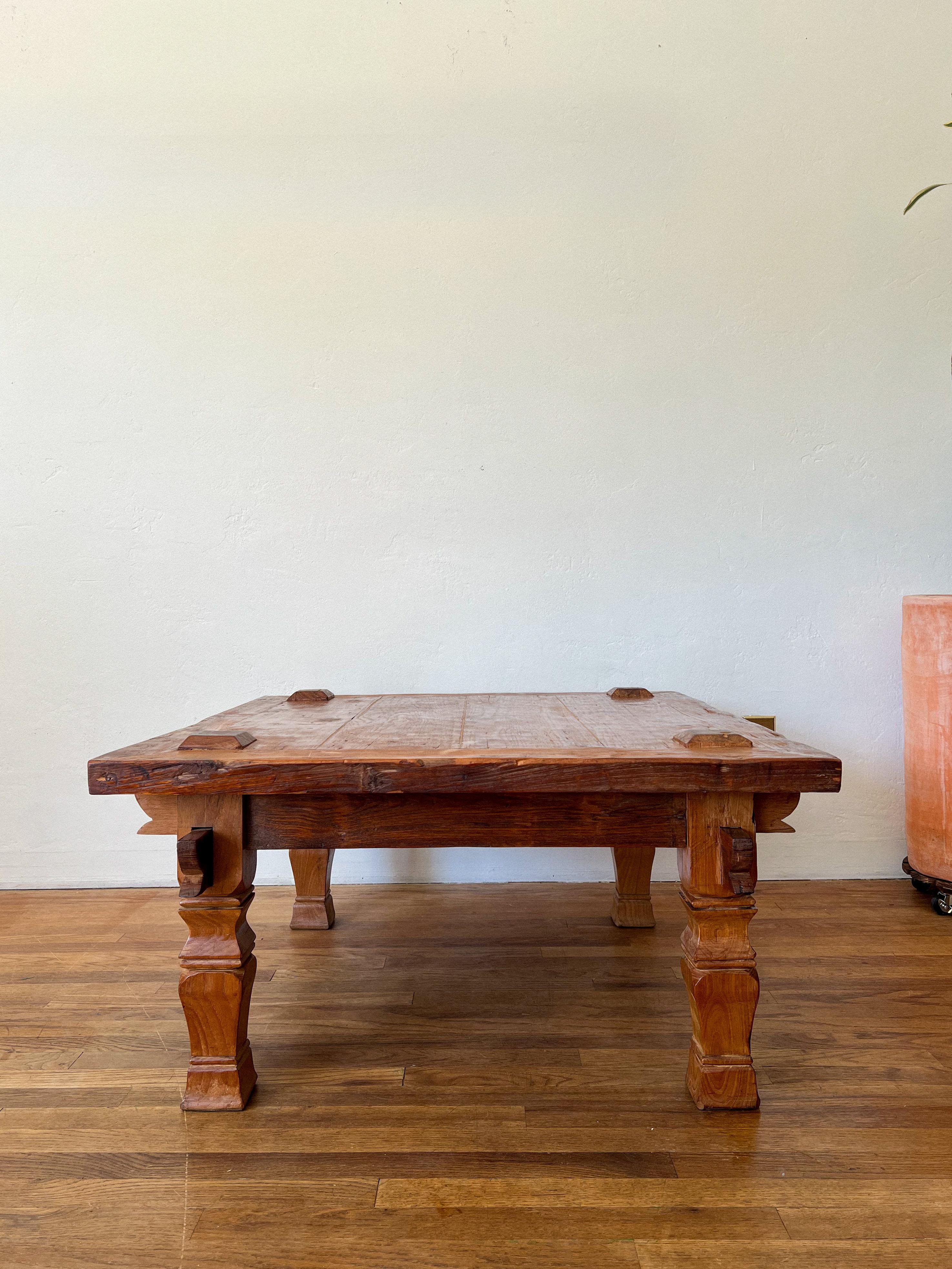 Rare table basse en teck indonésien du 19e siècle avec menuiserie apparente Bon état - En vente à La Mesa, CA