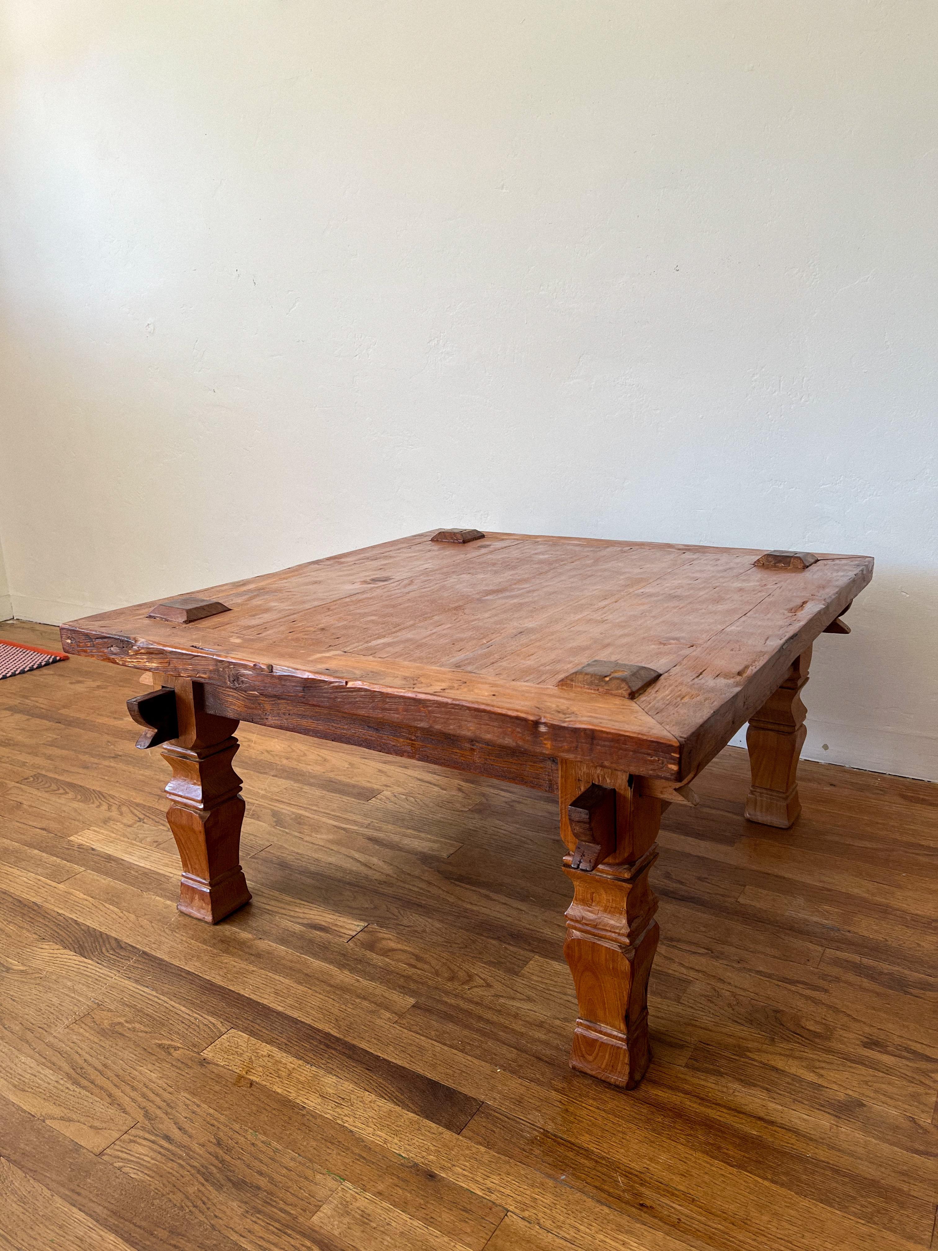 XIXe siècle Rare table basse en teck indonésien du 19e siècle avec menuiserie apparente en vente