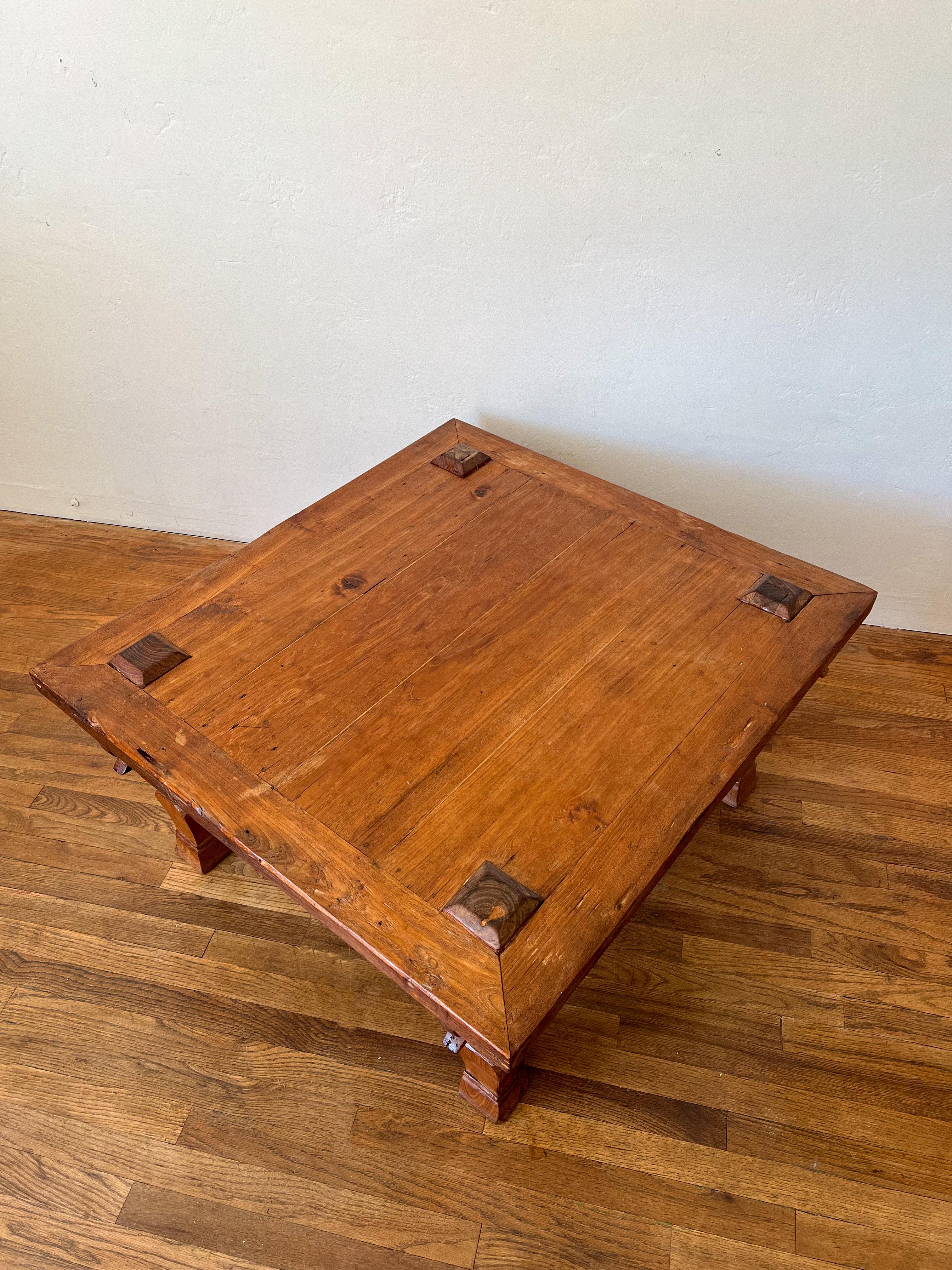 Teck Rare table basse en teck indonésien du 19e siècle avec menuiserie apparente en vente