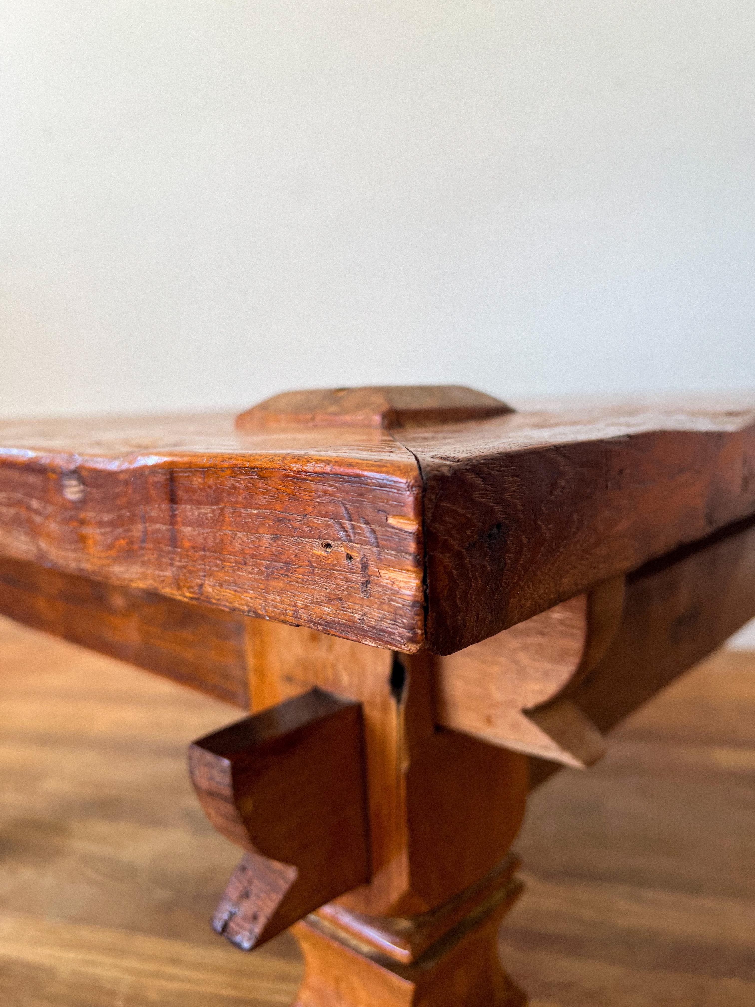 Rare table basse en teck indonésien du 19e siècle avec menuiserie apparente en vente 1