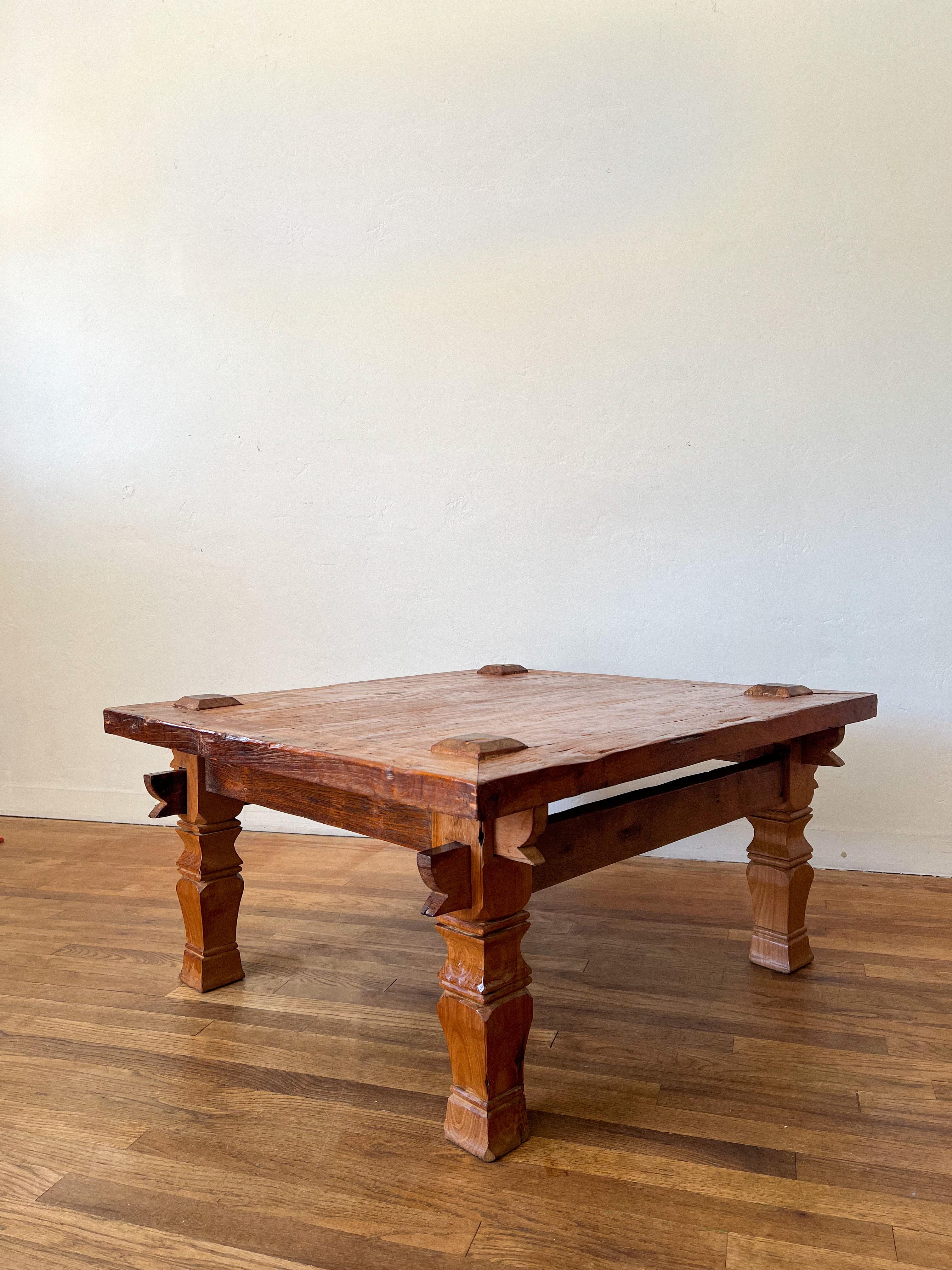 Rare table basse en teck indonésien du 19e siècle avec menuiserie apparente en vente 2