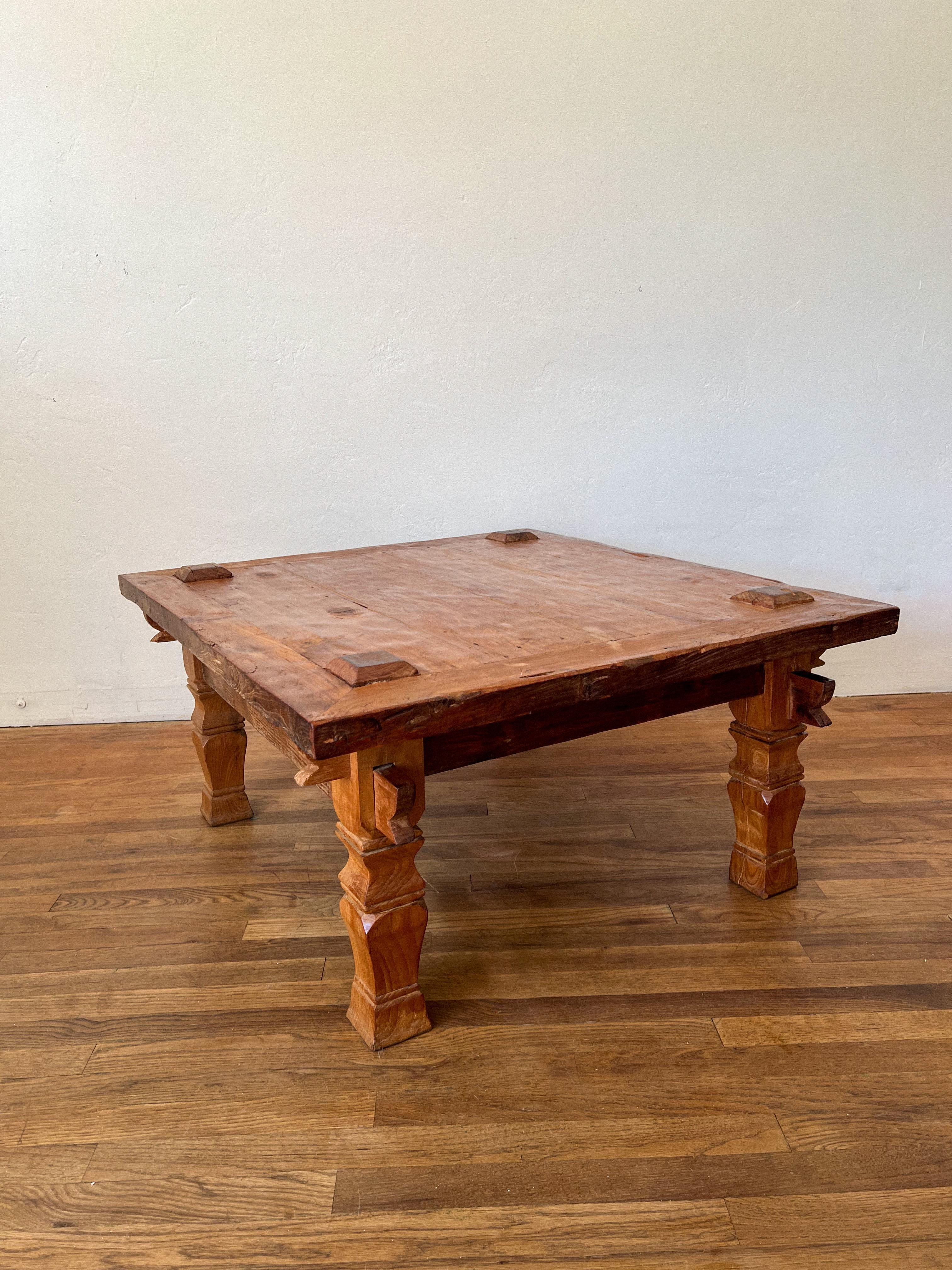 Rare table basse en teck indonésien du 19e siècle avec menuiserie apparente en vente