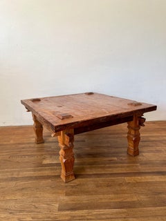 Rare table basse en teck indonésien du 19e siècle avec menuiserie apparente