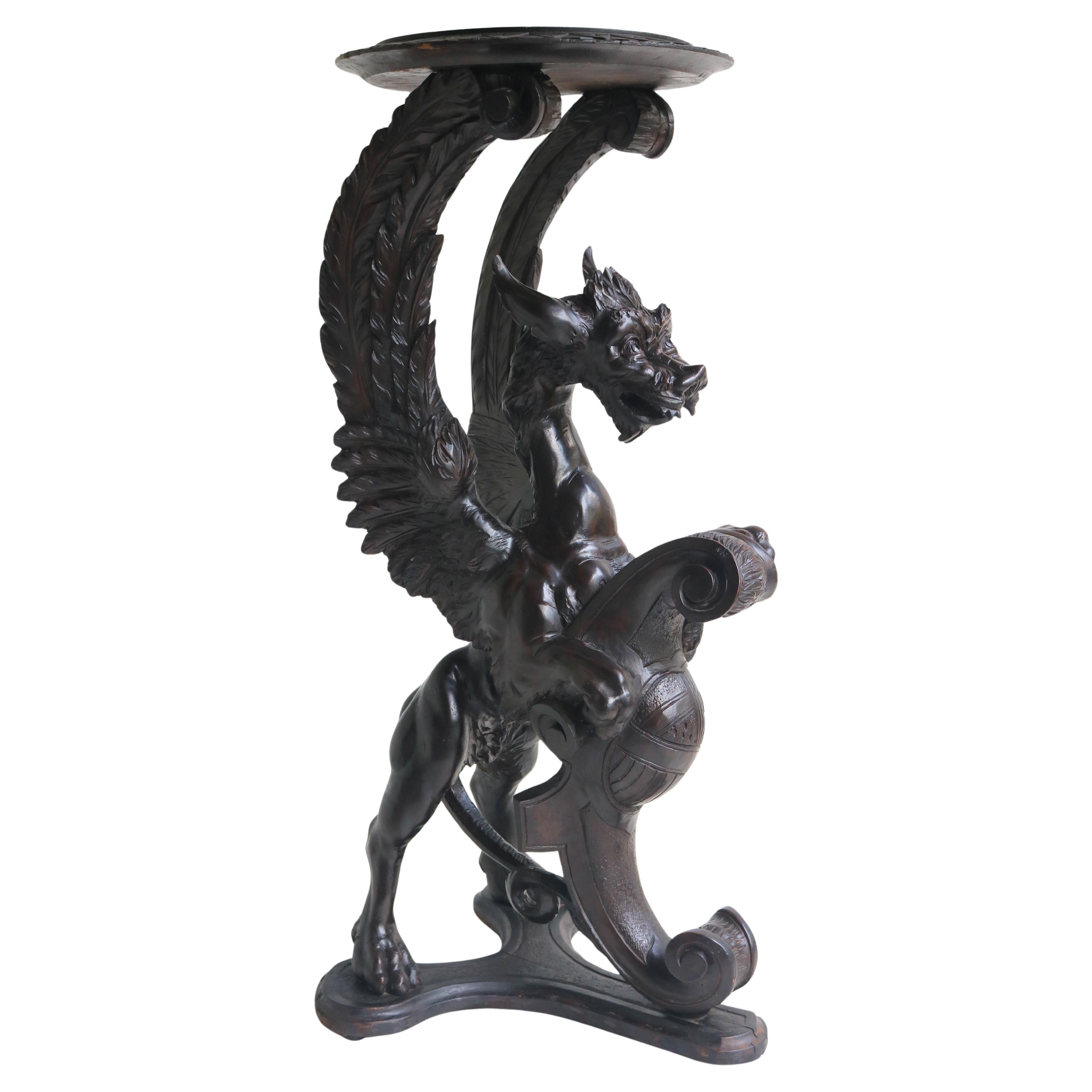 Straordinario pezzo di artigianato italiano del XIX secolo, questo tavolino in stile Gothic Revival cattura l'immaginazione e la grandezza di un passato mitico. Interamente intagliata a mano in legno massiccio di quercia, la console è sostenuta da