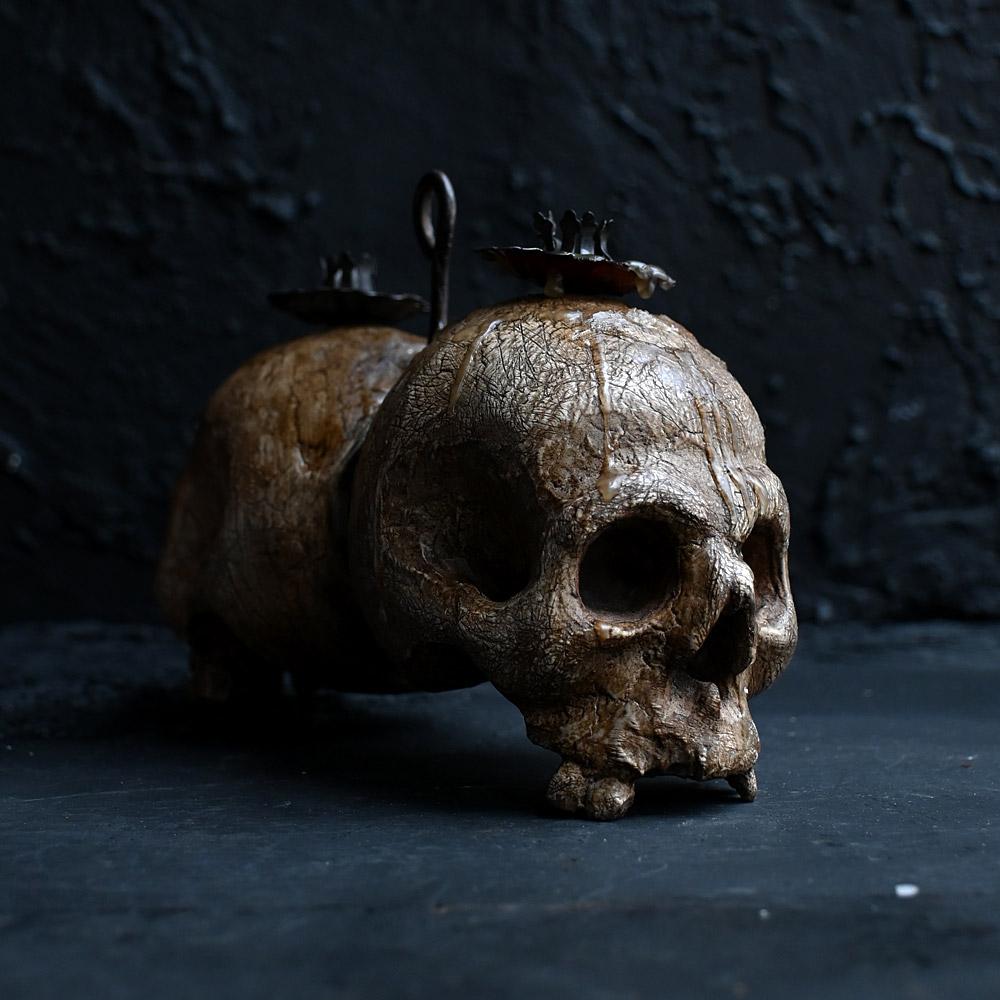 Rare bougeoir Memento Mori italien du 19e siècle sculpté à la main 
Un bougeoir inhabituel en pin sculpté à la main en forme d'artefact religieux memento mori. Cet exemple est sculpté dans une seule pièce de pin, avec un support central en métal