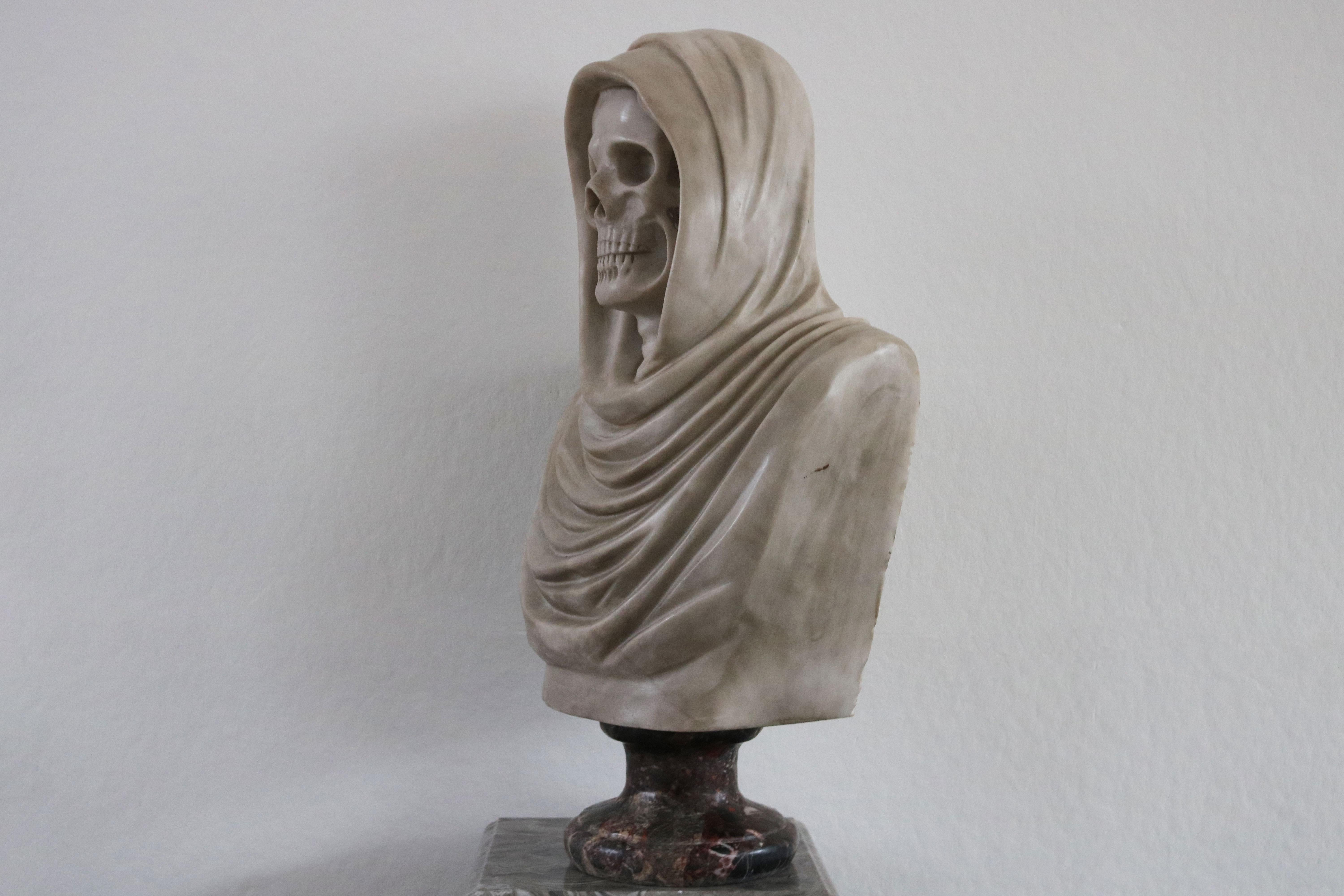 Seltene italienische Memento Mori-Büste/Skulptur aus Carrara-Marmor Vanitas aus dem 19. Jahrhundert im Angebot 4