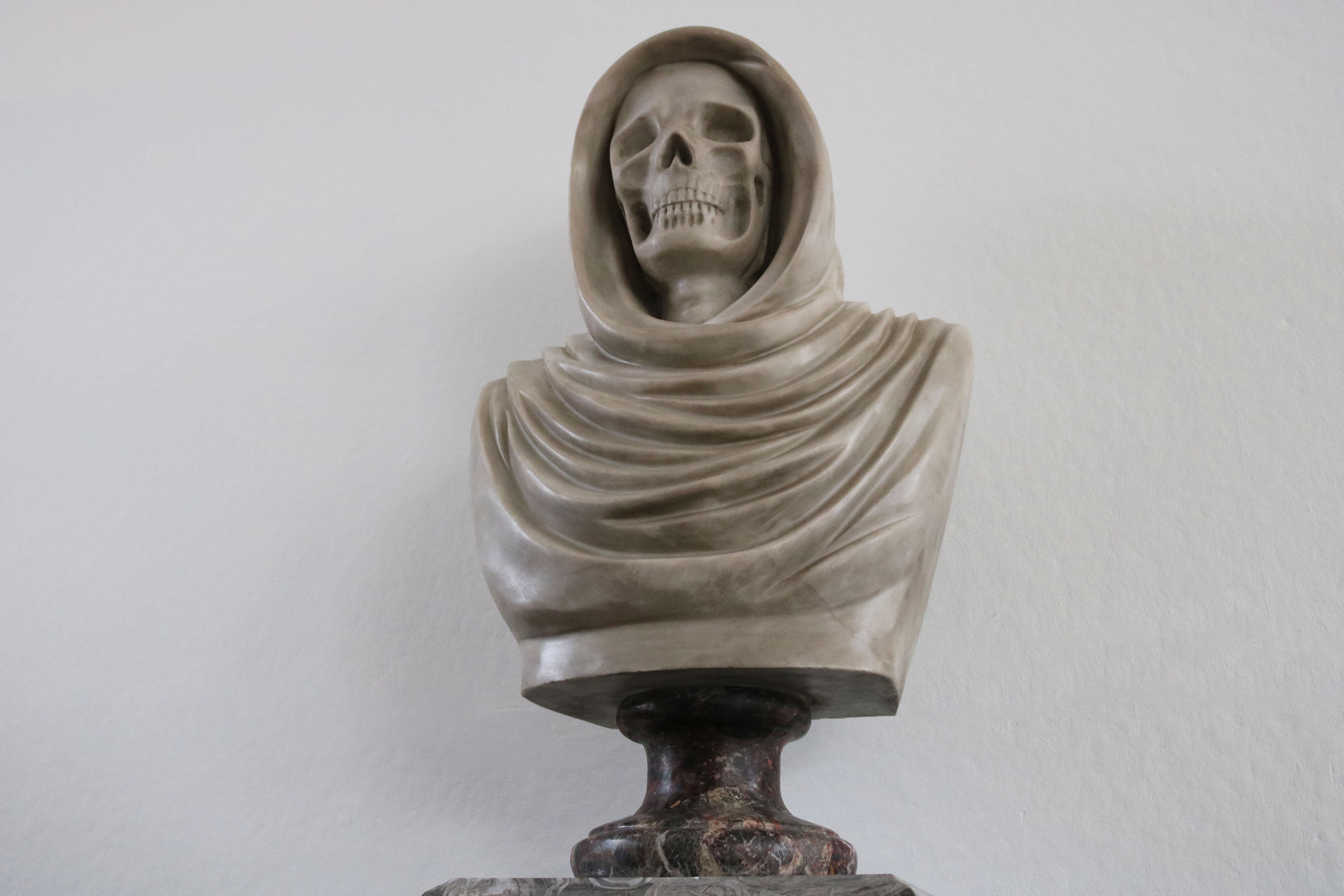 Seltene italienische Memento Mori-Büste/Skulptur aus Carrara-Marmor Vanitas aus dem 19. Jahrhundert im Angebot 7