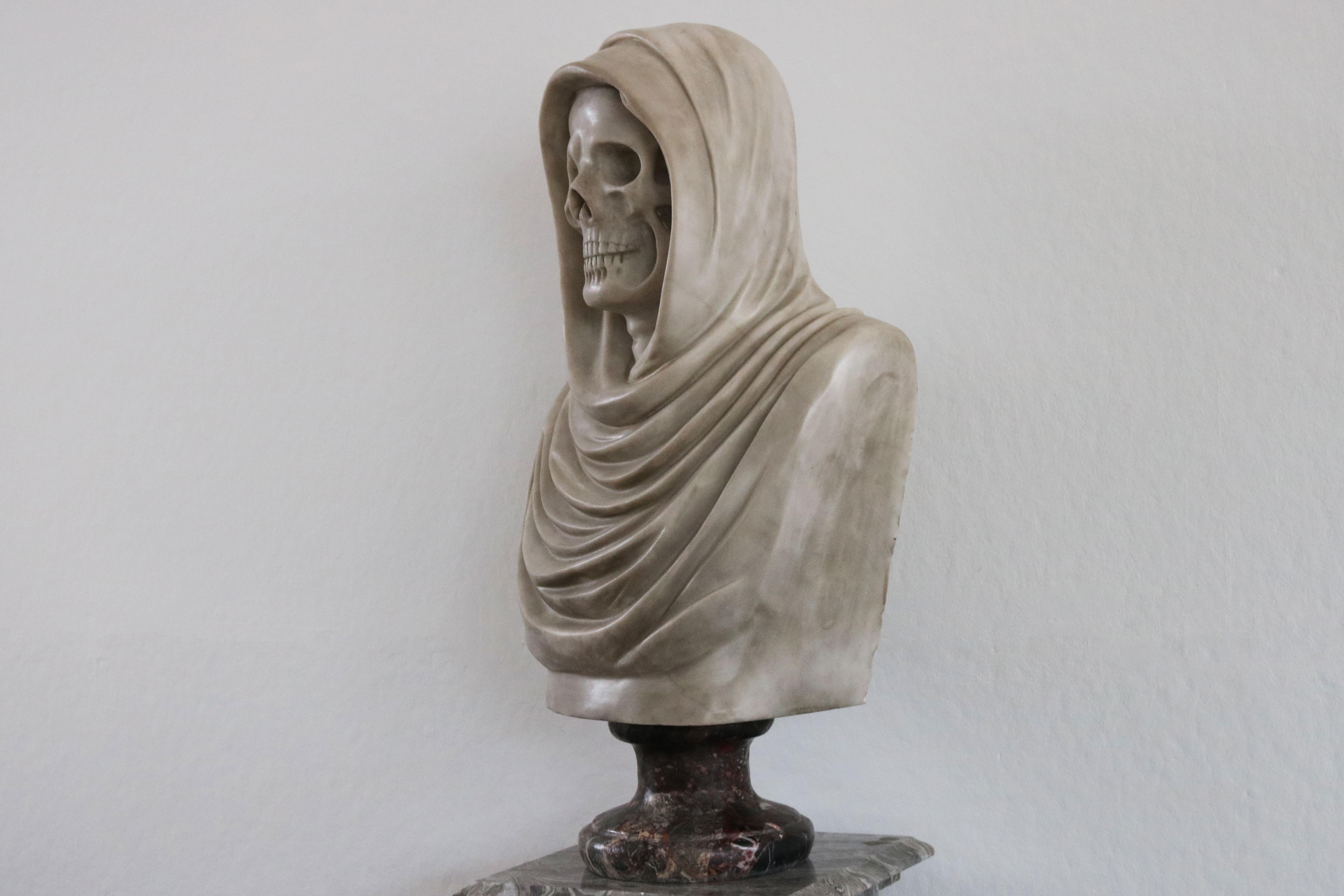 Seltene italienische Memento Mori-Büste/Skulptur aus Carrara-Marmor Vanitas aus dem 19. Jahrhundert (Neorenaissance) im Angebot