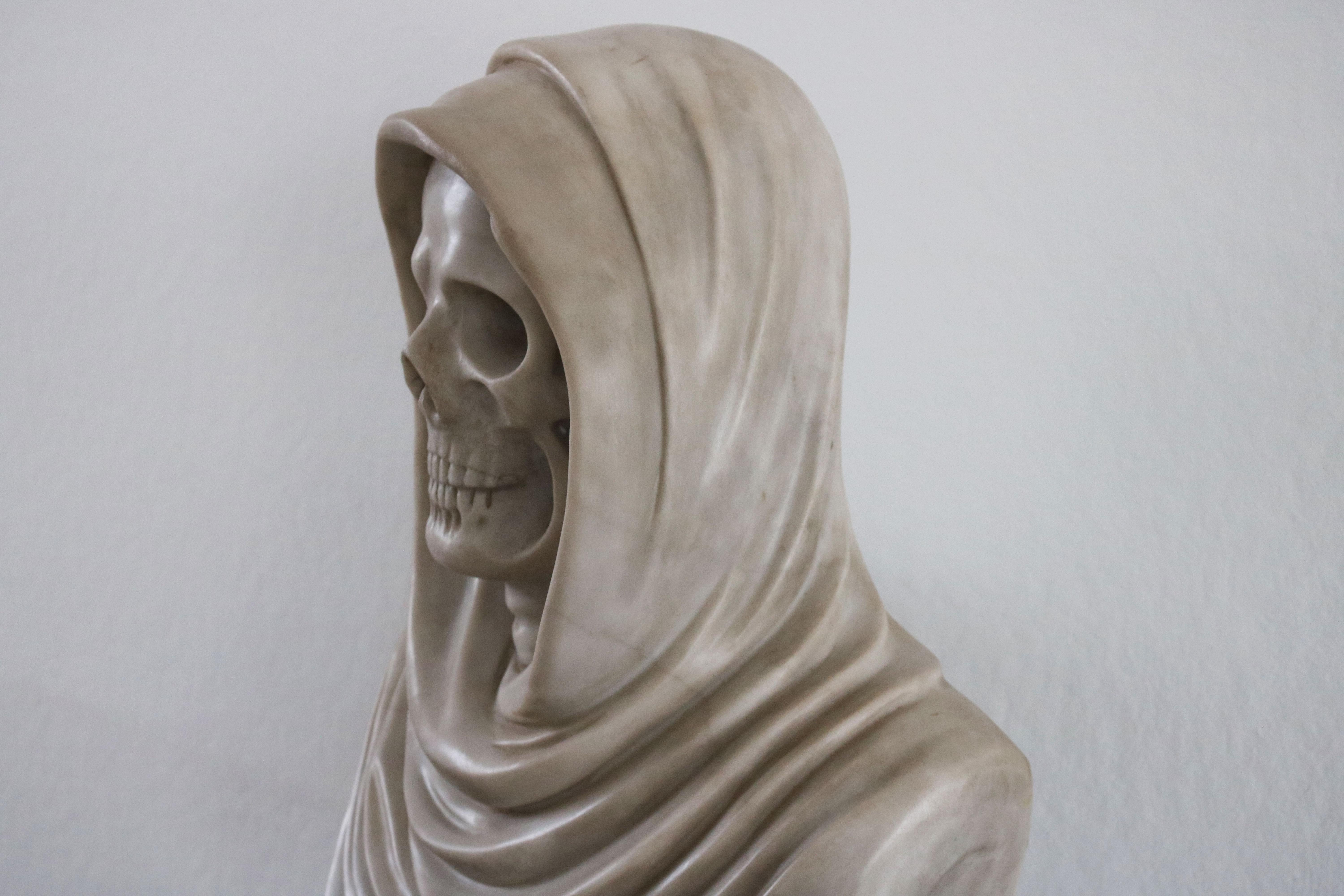 Sculpté Rare buste/sculpture italienne Memento Mori du 19ème siècle en marbre de Carrare en vente