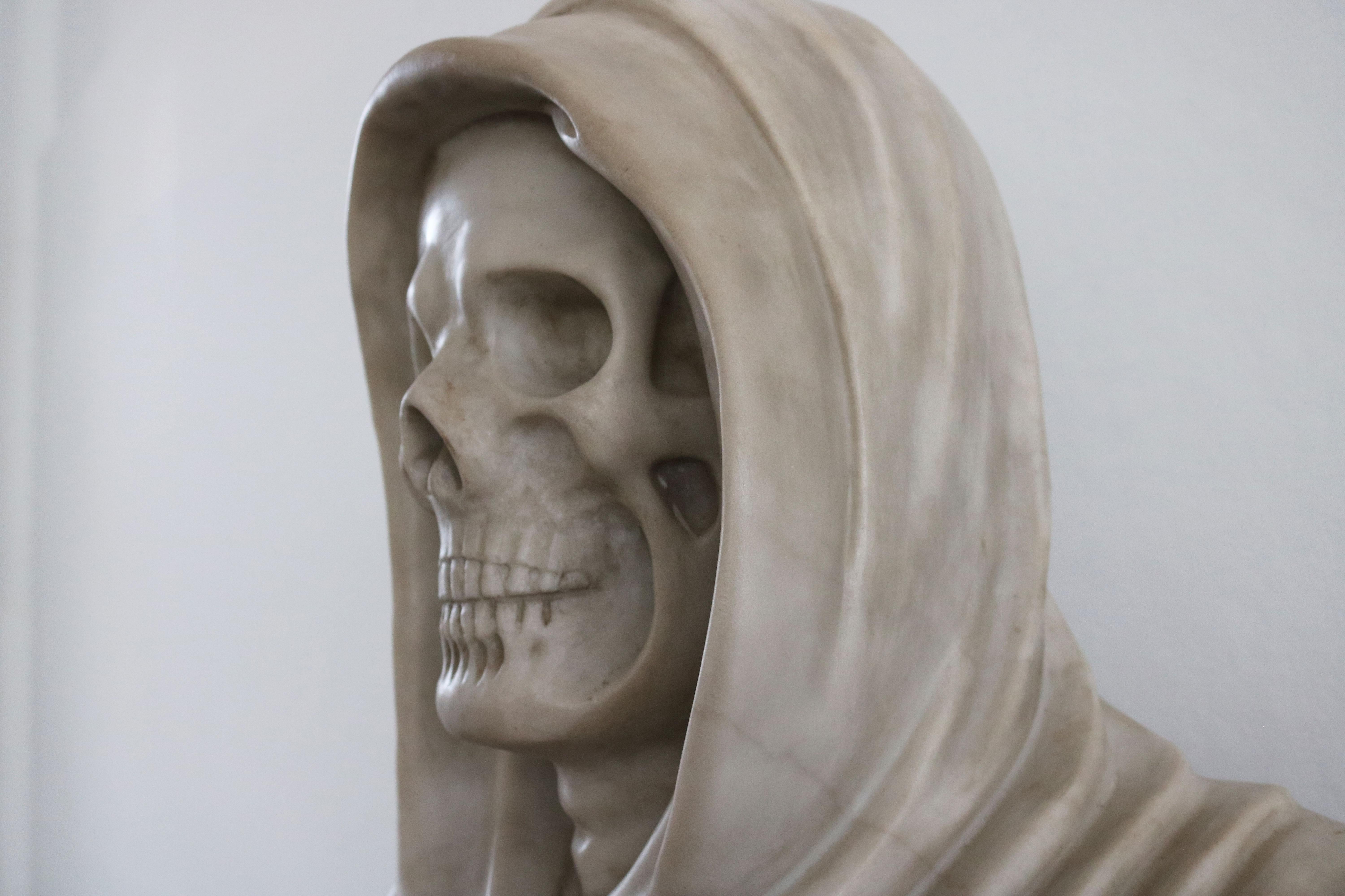 Raro busto / escultura italiana del siglo XIX Memento Mori Vanitas de mármol de Carrara Tallado en venta