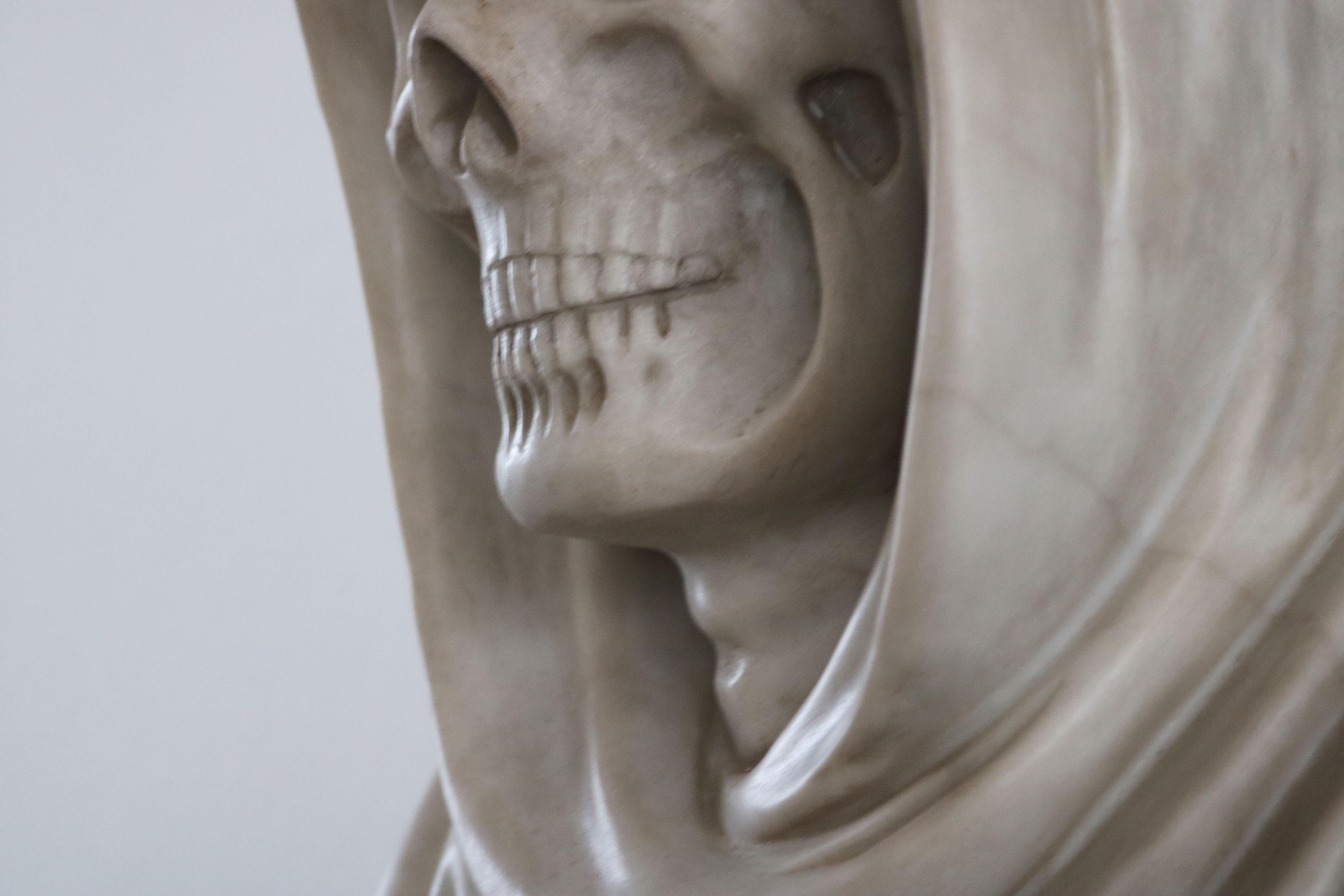 Marbre de Carrare Rare buste/sculpture italienne Memento Mori du 19ème siècle en marbre de Carrare en vente