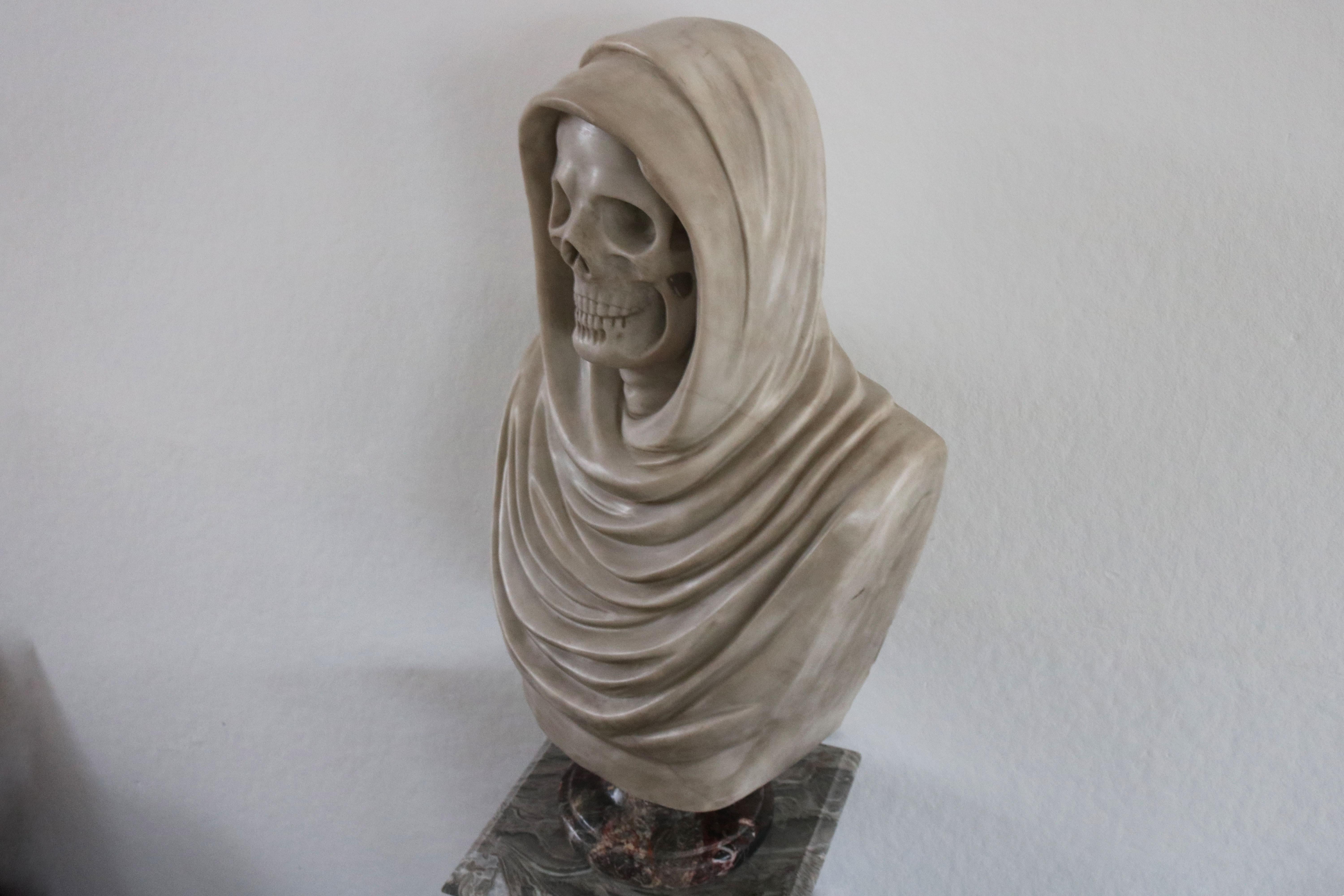 Rare buste/sculpture italienne Memento Mori du 19ème siècle en marbre de Carrare en vente 1