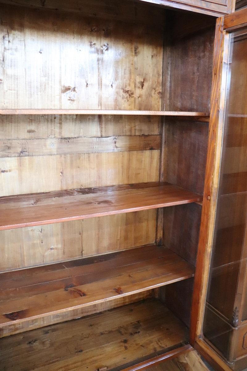 Rare paire de bibliothèques ou vitrines anciennes en noyer italien du 19ème siècle RESTAUREE en vente 7