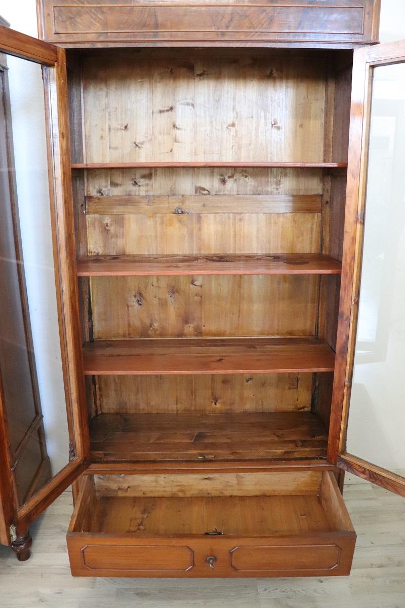 Rare paire de bibliothèques ou vitrines anciennes en noyer italien du 19ème siècle RESTAUREE en vente 9