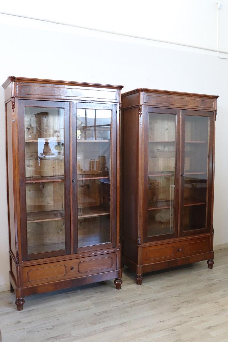 Nous sommes ravis de présenter cette fantastique paire de bibliothèques italiennes antiques datant des dernières décennies du XIXe siècle. Une superbe paire de bibliothèques au charme antique intemporel !

Fabriquées en noyer dans une belle teinte