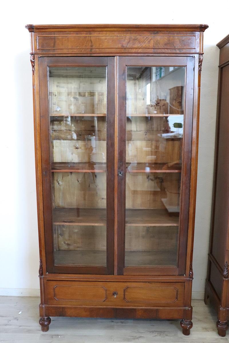 Rare paire de bibliothèques ou vitrines anciennes en noyer italien du 19ème siècle RESTAUREE Bon état - En vente à Casale Monferrato, IT