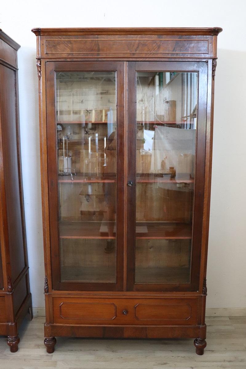 XIXe siècle Rare paire de bibliothèques ou vitrines anciennes en noyer italien du 19ème siècle RESTAUREE en vente