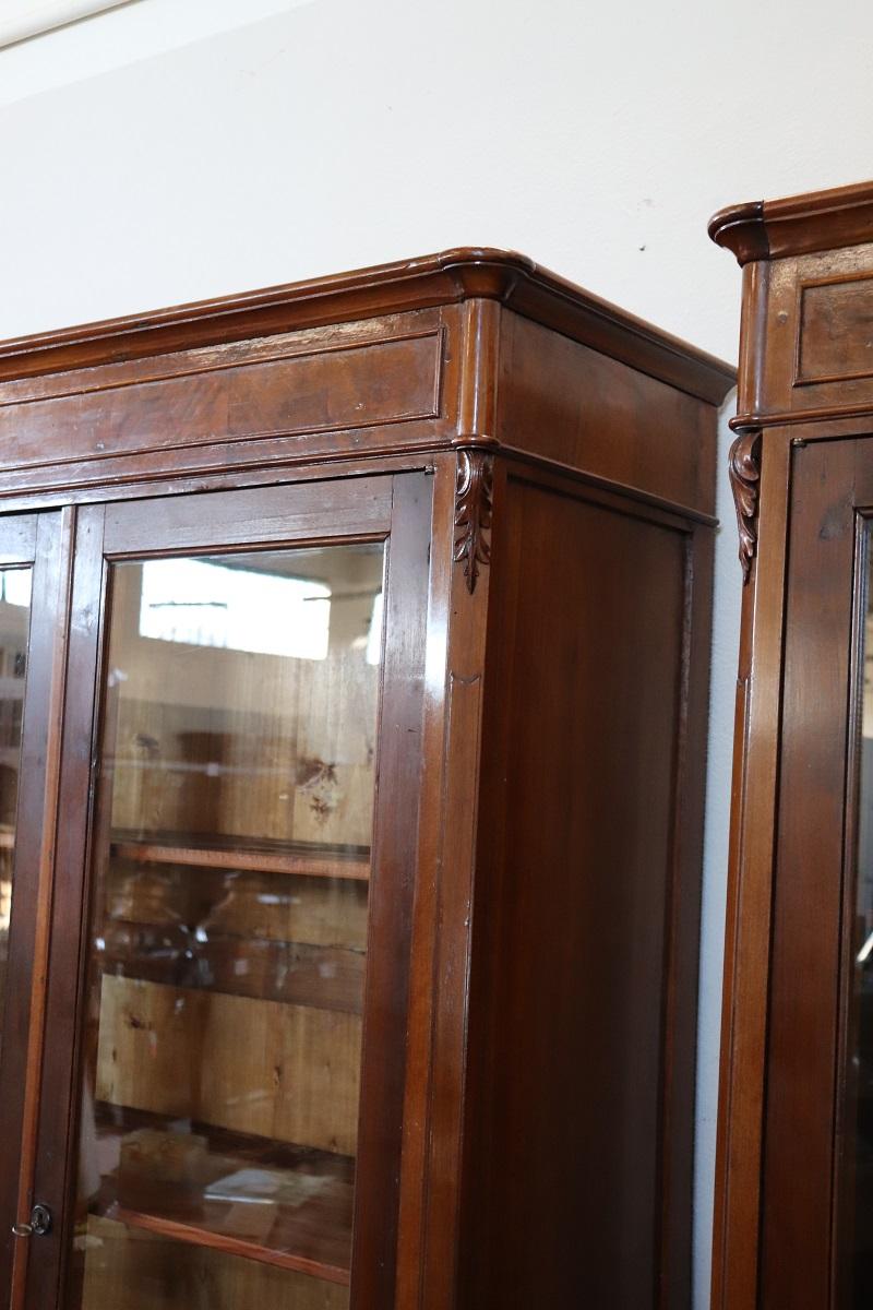 Rare paire de bibliothèques ou vitrines anciennes en noyer italien du 19ème siècle RESTAUREE en vente 4