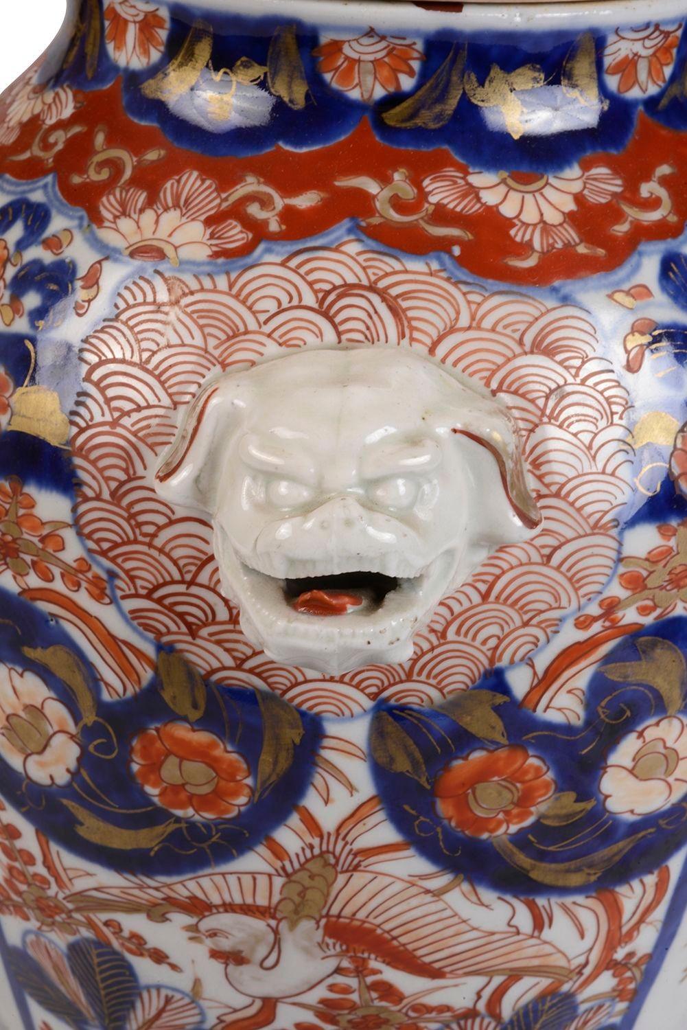 Seltene japanische Imari-Vase mit Deckel aus dem 19. Jahrhundert. (Handbemalt) im Angebot