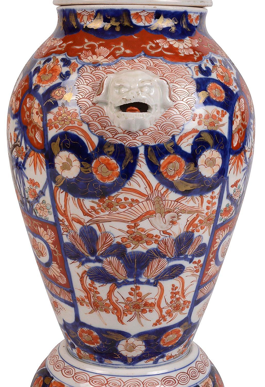 Seltene japanische Imari-Vase mit Deckel aus dem 19. Jahrhundert. (Porzellan) im Angebot