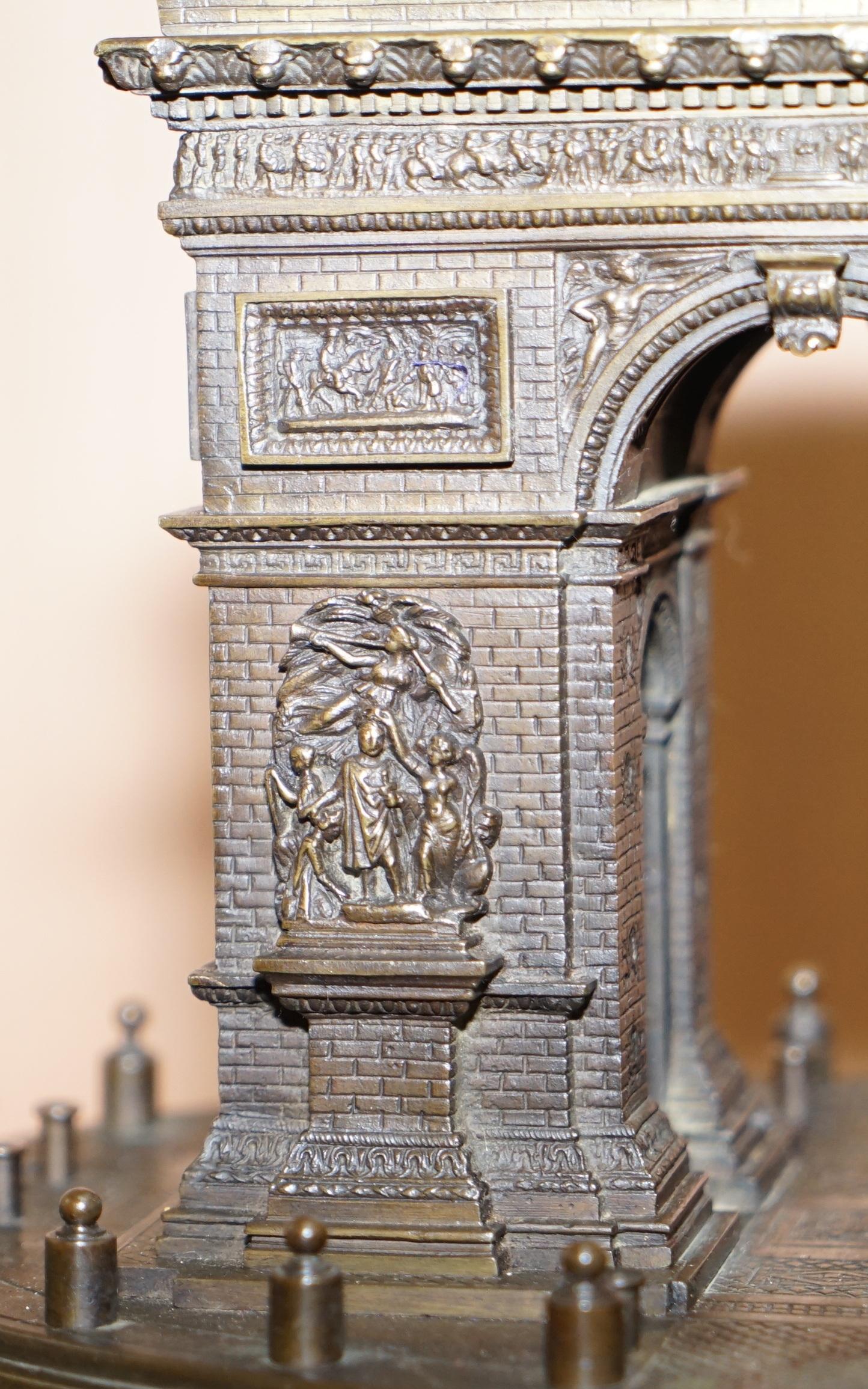 Bronzo Rara statua in bronzo Leblanc Freres Grand Tour del XIX secolo raffigurante l'Arco di Trionfo in vendita