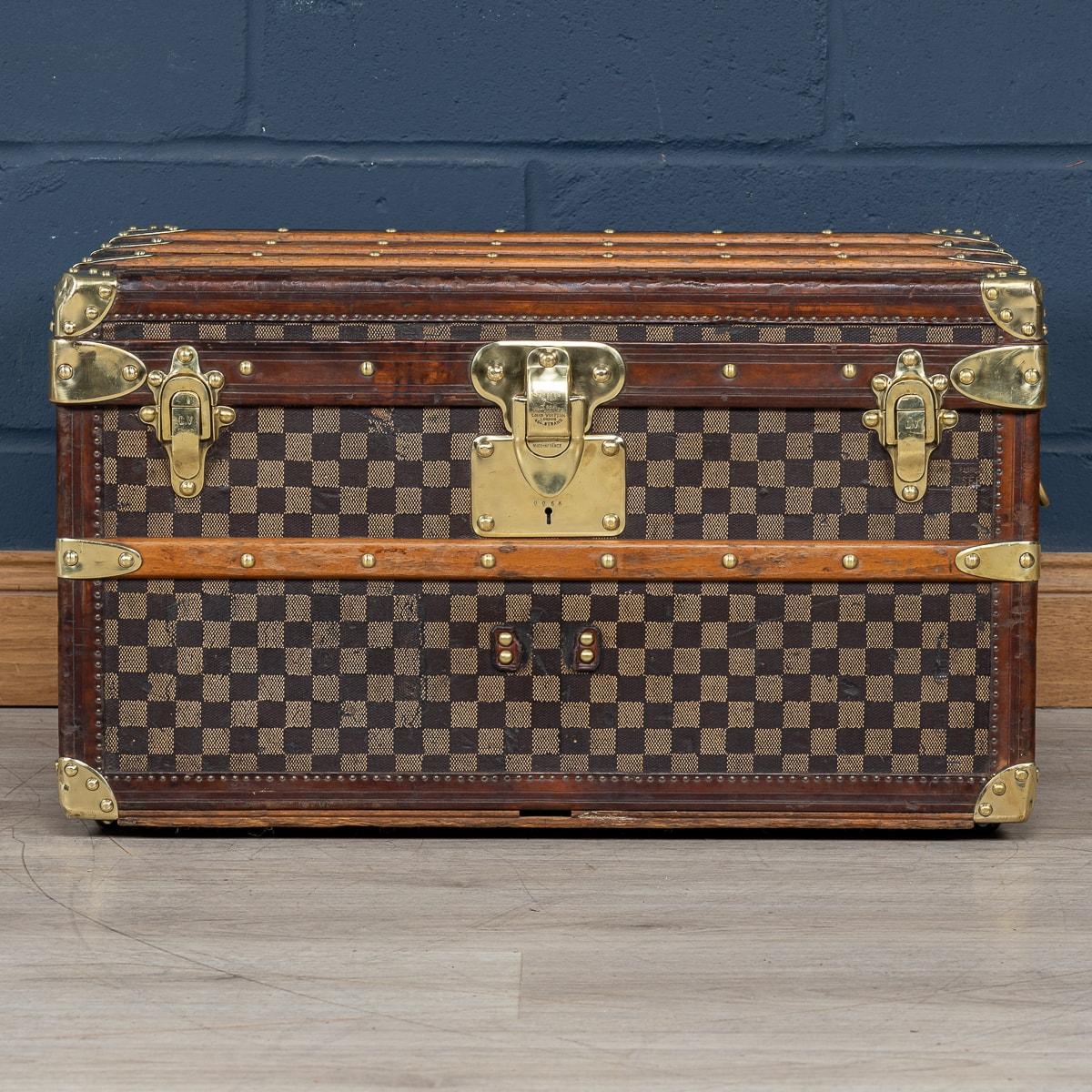 Dieser Koffer ist einer der seltensten Louis Vuitton-Koffer, die angeboten werden. Er ist mit dem weltberühmten Damier-Stoff (Schachbrettmuster) bezogen. Bekannt als das Hemd Stamm, ist es eine winzige Größe und ein extrem seltenes Element in so