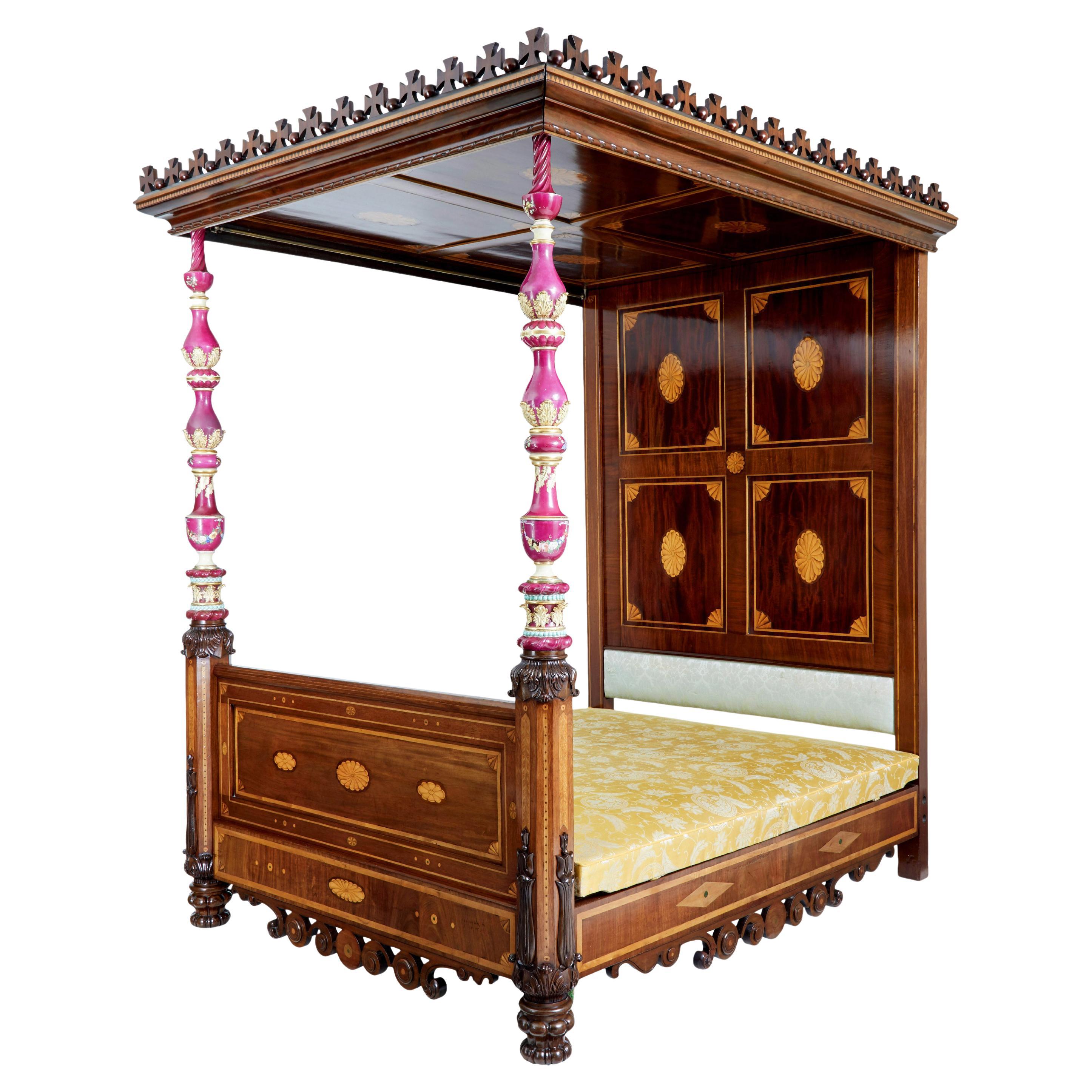 Rara cama de 4 postes con incrustaciones de caoba y porcelana del siglo XIX