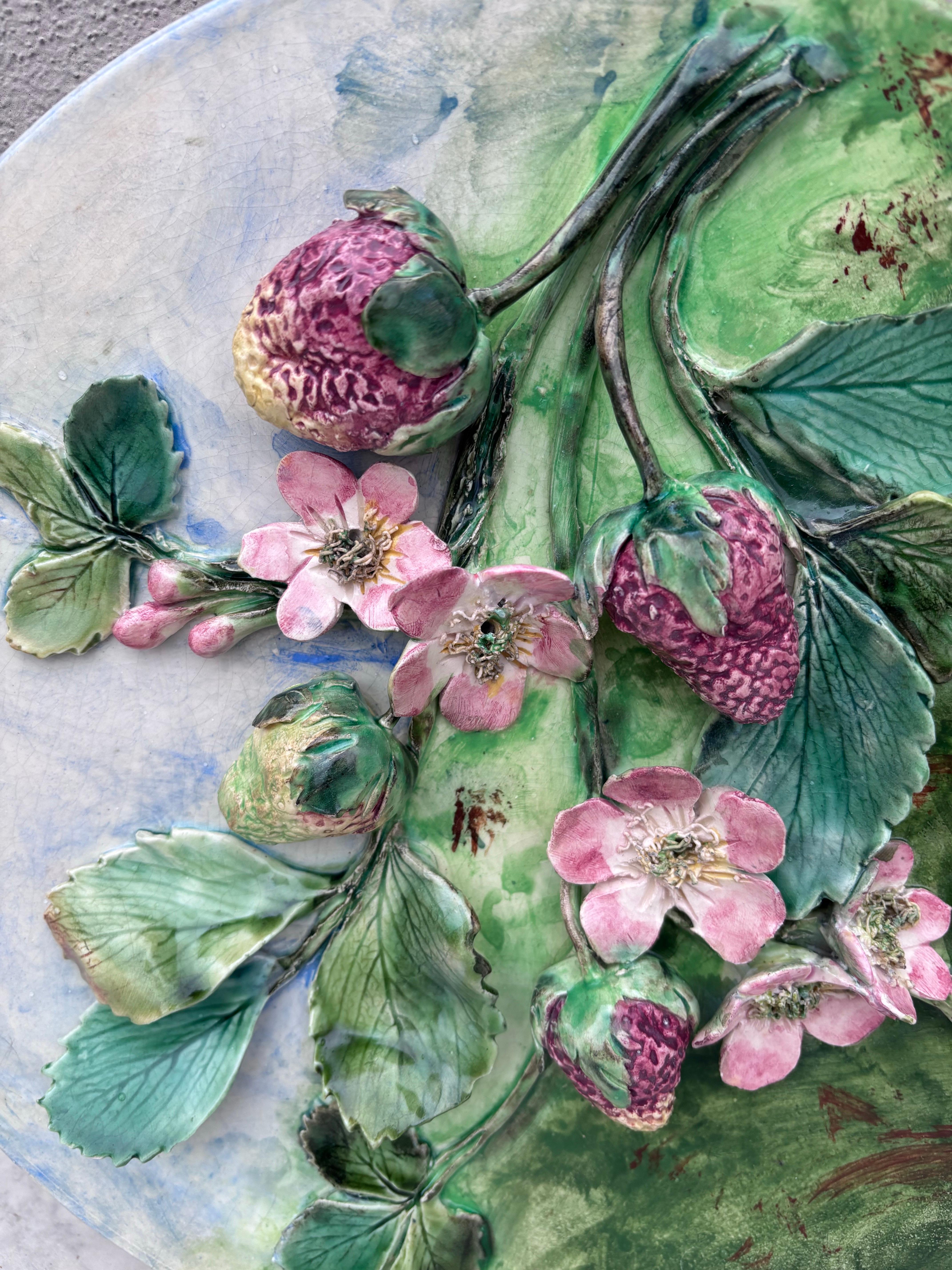 Country Rare 19th Century Majolica Strawberries Wall Platter Longchamp For Sale