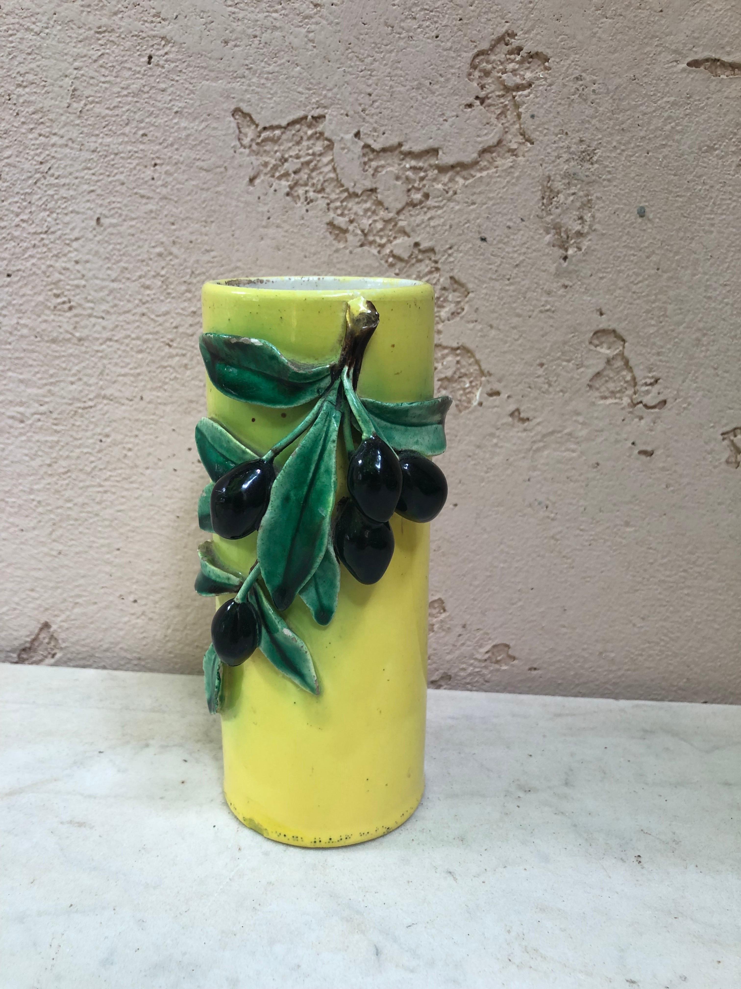 Seltene Vase aus Majolika des 19. Jahrhunderts mit Oliven, signiert Perret Gentil Menton.