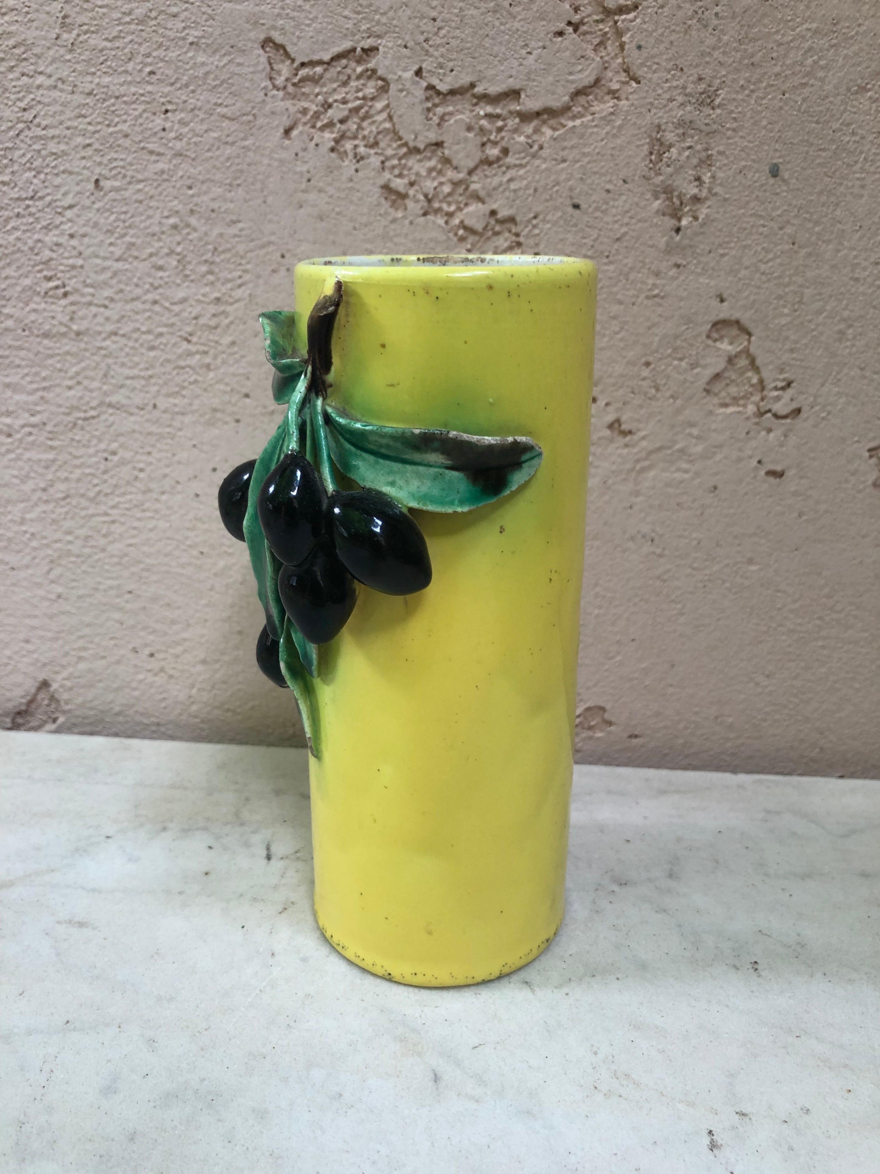 Seltene Majolika-Vase mit Oliven aus dem 19. Jahrhundert von Perret Gentil Menton (Rustikal) im Angebot