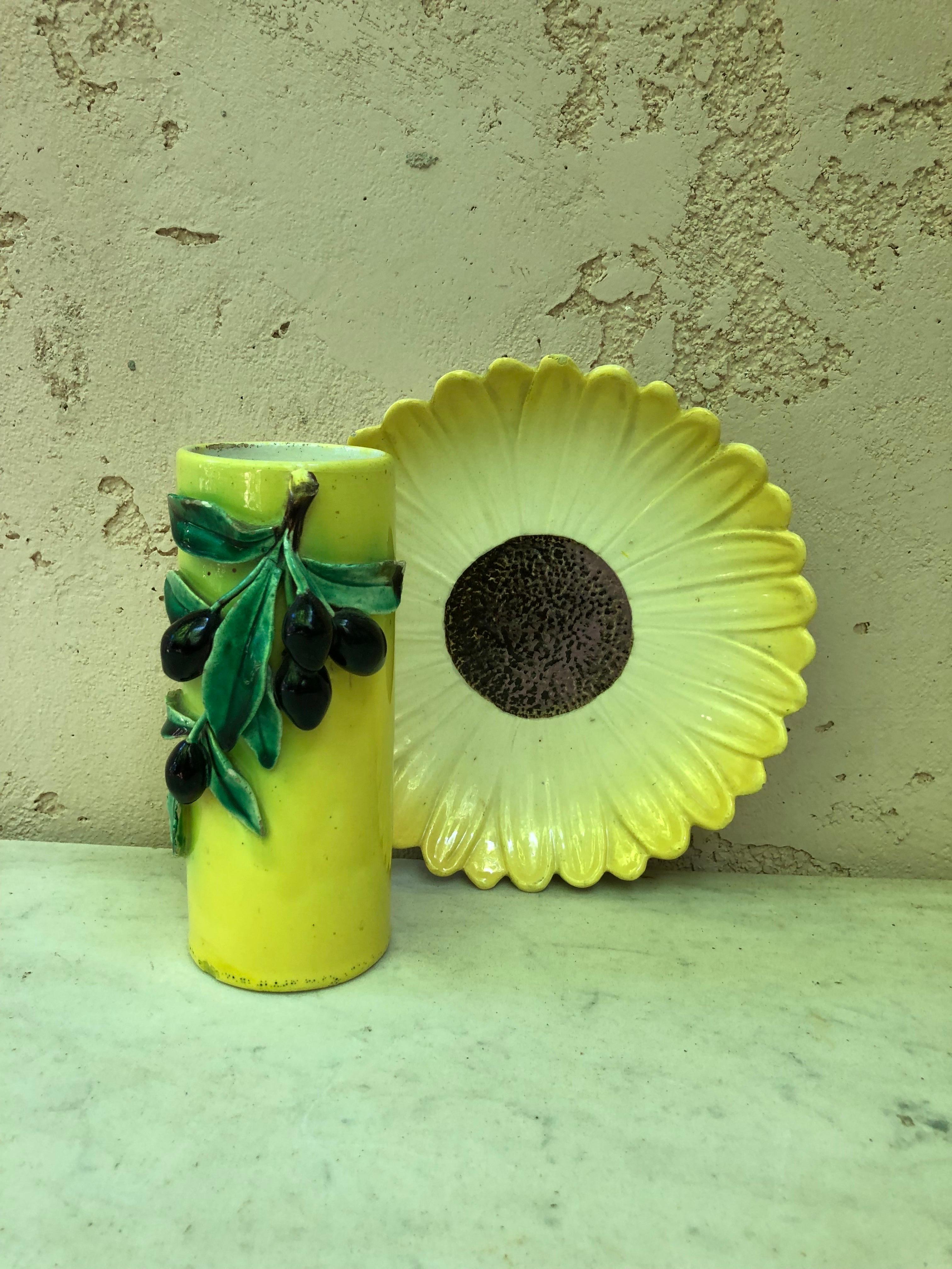 Seltene Majolika-Vase mit Oliven aus dem 19. Jahrhundert von Perret Gentil Menton im Zustand „Gut“ im Angebot in Austin, TX