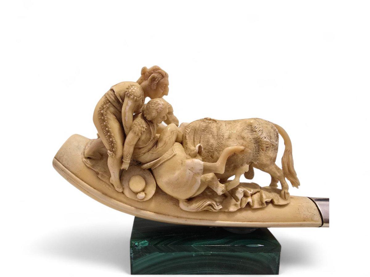 Eccezionale e rara pipa in meerschaum del XIX secolo, finemente intagliata, raffigurante una dettagliata scena di corrida. La composizione raffigura un momento drammatico in cui un torero è assistito da un altro mentre un toro carica: un esempio