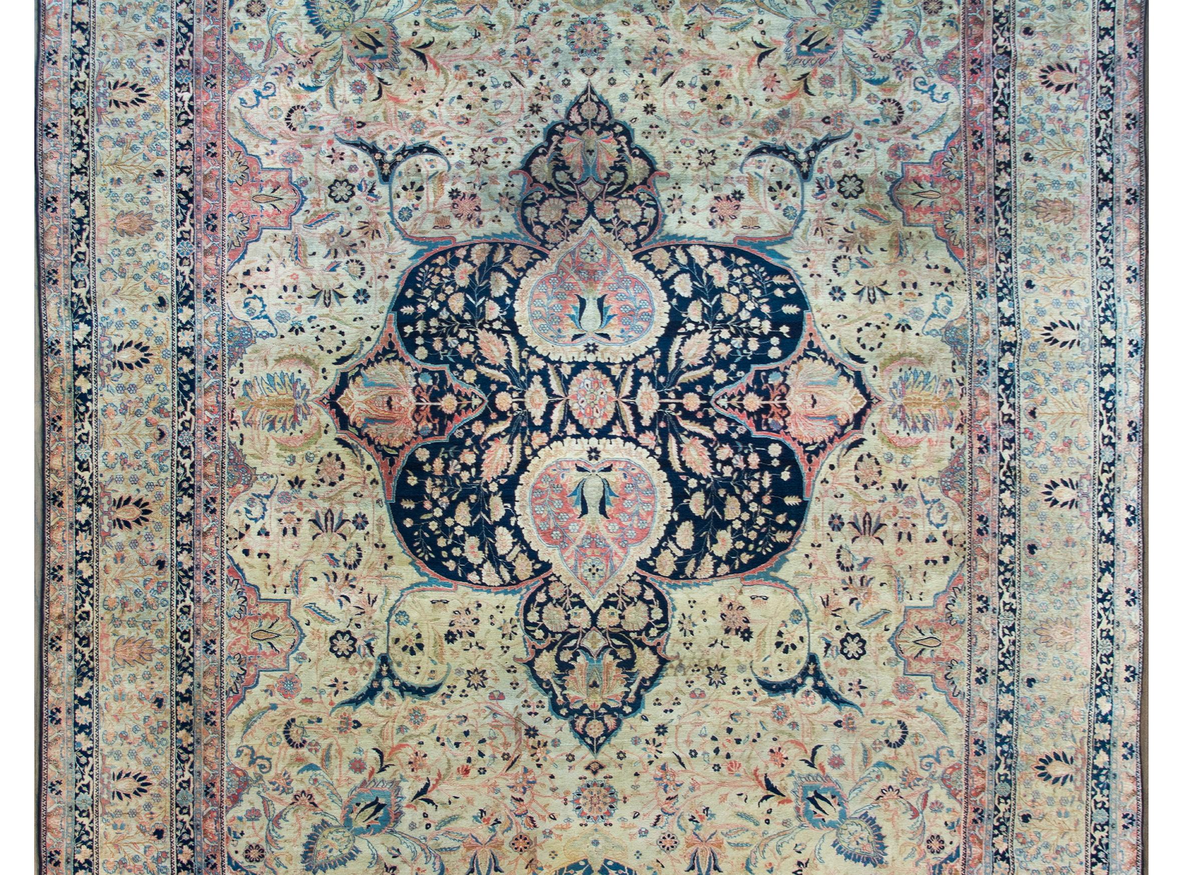 Ein atemberaubender und seltener persischer Mohtasham Kashan-Teppich aus dem 19. Jahrhundert mit einem wunderschönen zentralen Medaillon mit gespiegeltem Blumenmuster, das in der Mitte eines cremefarbenen Feldes mit noch dichter gewebten Blumen und