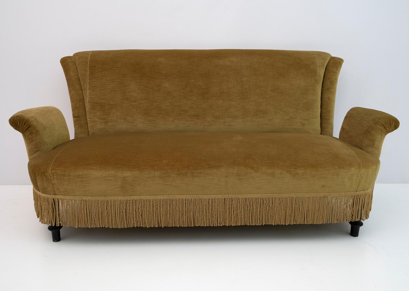 Französisches Sofa aus dem 19. Jahrhundert, Periode Napoleon III., die Polsterung wurde in den 1960er Jahren mit Samt neu bezogen, normale Gebrauchsspuren, aber in sehr gutem Zustand, Frankreich, 1870er Jahre.