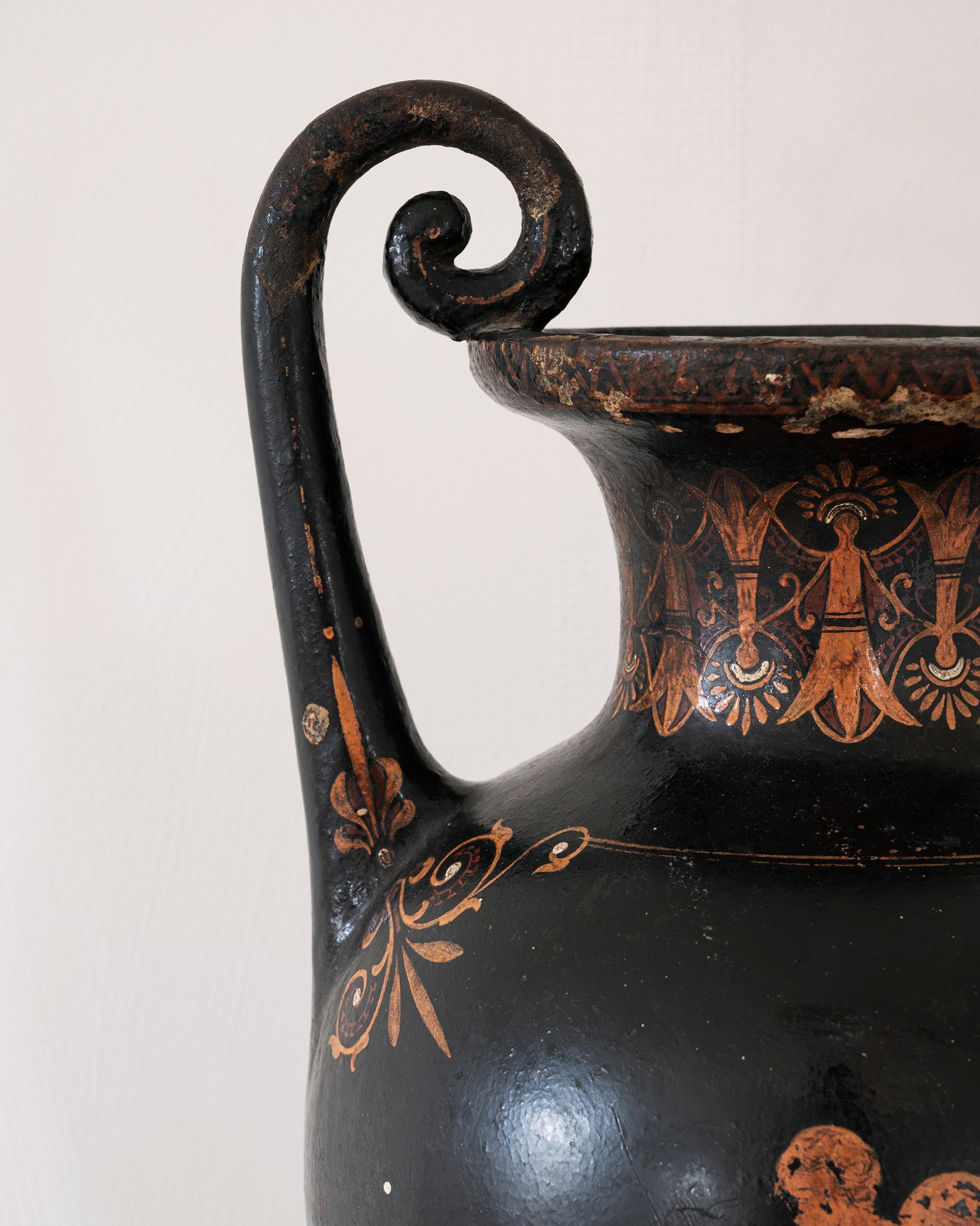 Fatto a mano Rara urna in ghisa neoclassica del XIX secolo in vendita